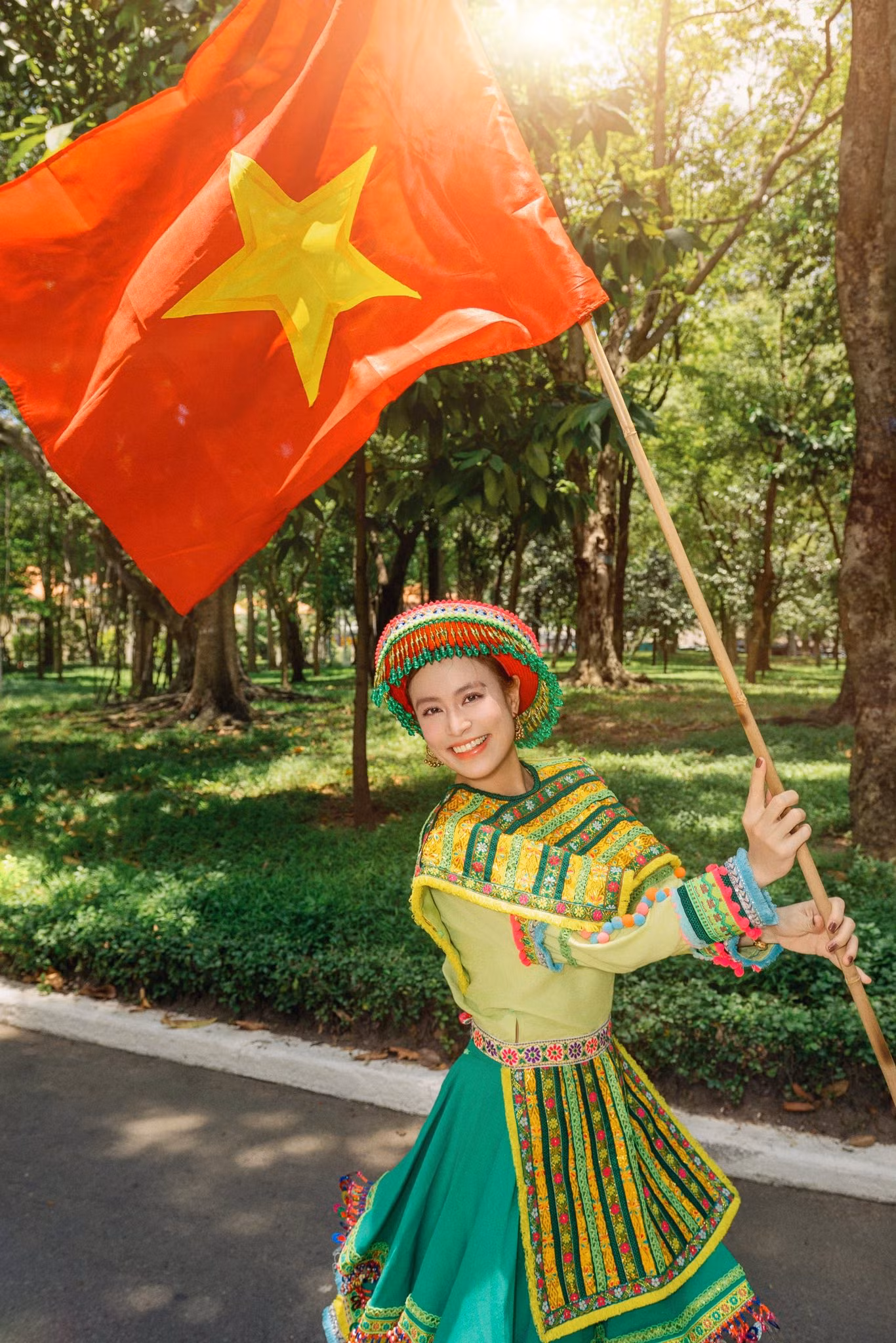 Cô tiếp tục biến hóa trong trang phục truyền thống dân tộc, lấy cảm hứng từ ca khúc Để Mị nói cho mà nghe. Cô tiếp tục biến hóa trong trang phục truyền thống dân tộc, lấy cảm hứng từ ca khúc Để Mị nói cho mà nghe.
