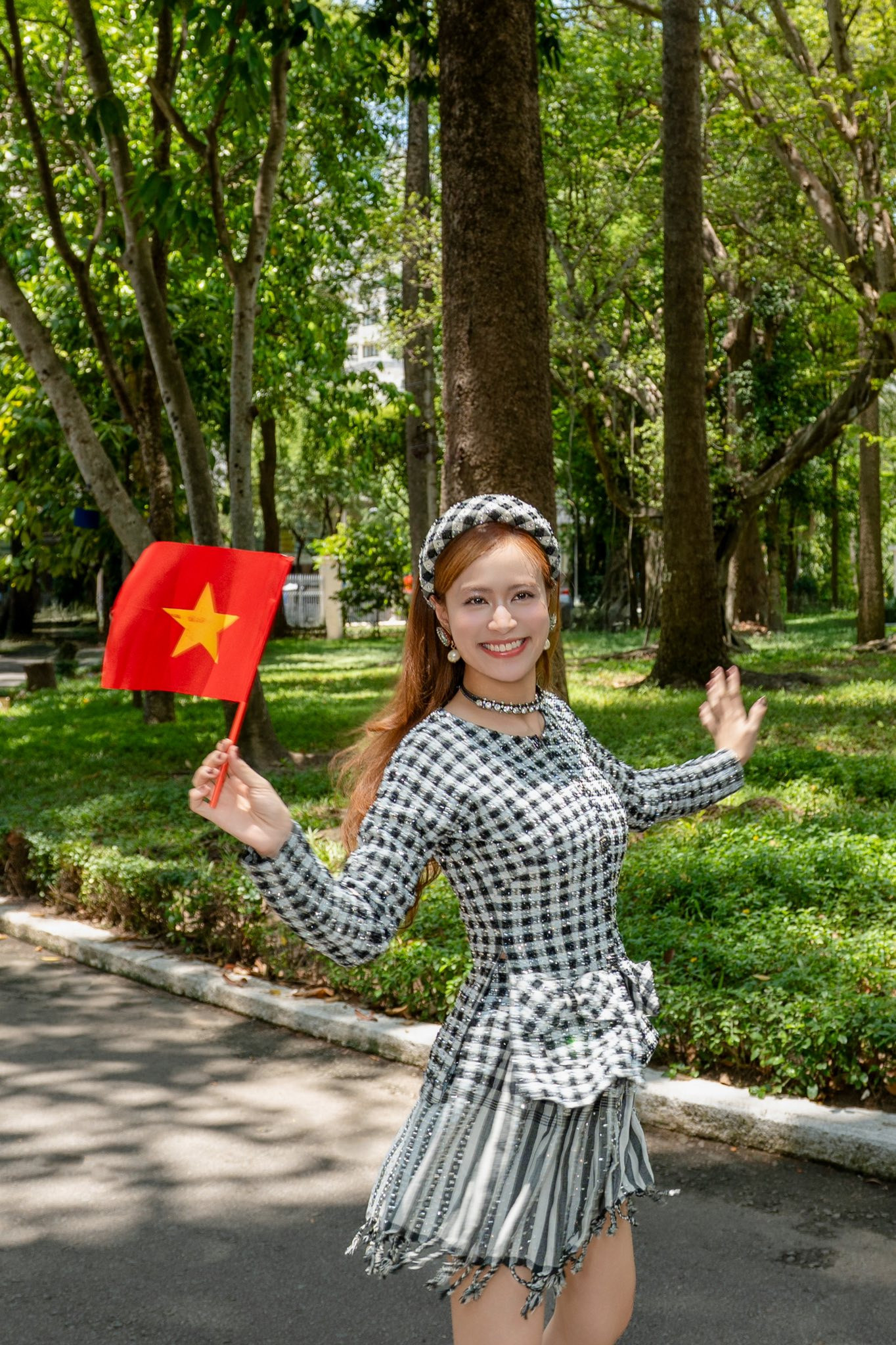 Bộ trang phục biến tấu từ họa tiết chiếc khăn rằn của Hoàng Thùy Linh nhận được nhiều lời khen của khán giả. Hoạt động sôi nổi trong lĩnh vực âm nhạc, Hoàng Thùy Linh bén duyên và từng góp mặt trong một bộ phim truyền hình, phát khung giờ vàng của VTV như Mê cung, Không ngại cưới chỉ cần một lý do... Bộ trang phục biến tấu từ họa tiết chiếc khăn rằn của Hoàng Thùy Linh nhận được nhiều lời khen của khán giả. Hoạt động sôi nổi trong lĩnh vực âm nhạc, Hoàng Thùy Linh bén duyên và từng góp mặt trong một bộ phim truyền hình, phát khung giờ vàng của VTV như Mê cung, Không ngại cưới chỉ cần một lý do...