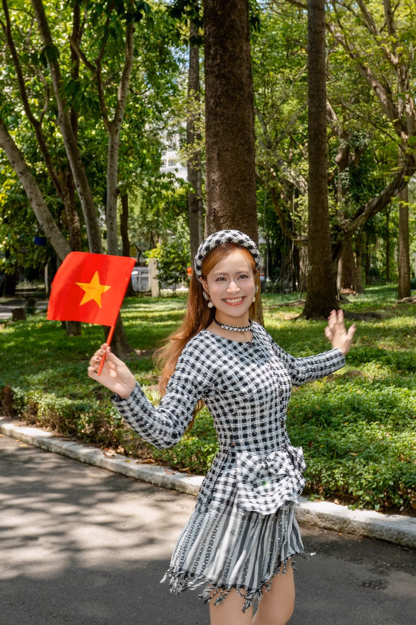 Bộ trang phục biến tấu từ họa tiết chiếc khăn rằn của Hoàng Thùy Linh nhận được nhiều lời khen của khán giả. Hoạt động sôi nổi trong lĩnh vực âm nhạc, Hoàng Thùy Linh bén duyên và từng góp mặt trong một bộ phim truyền hình, phát khung giờ vàng của VTV như Mê cung, Không ngại cưới chỉ cần một lý do... Bộ trang phục biến tấu từ họa tiết chiếc khăn rằn của Hoàng Thùy Linh nhận được nhiều lời khen của khán giả. Hoạt động sôi nổi trong lĩnh vực âm nhạc, Hoàng Thùy Linh bén duyên và từng góp mặt trong một bộ phim truyền hình, phát khung giờ vàng của VTV như Mê cung, Không ngại cưới chỉ cần một lý do...