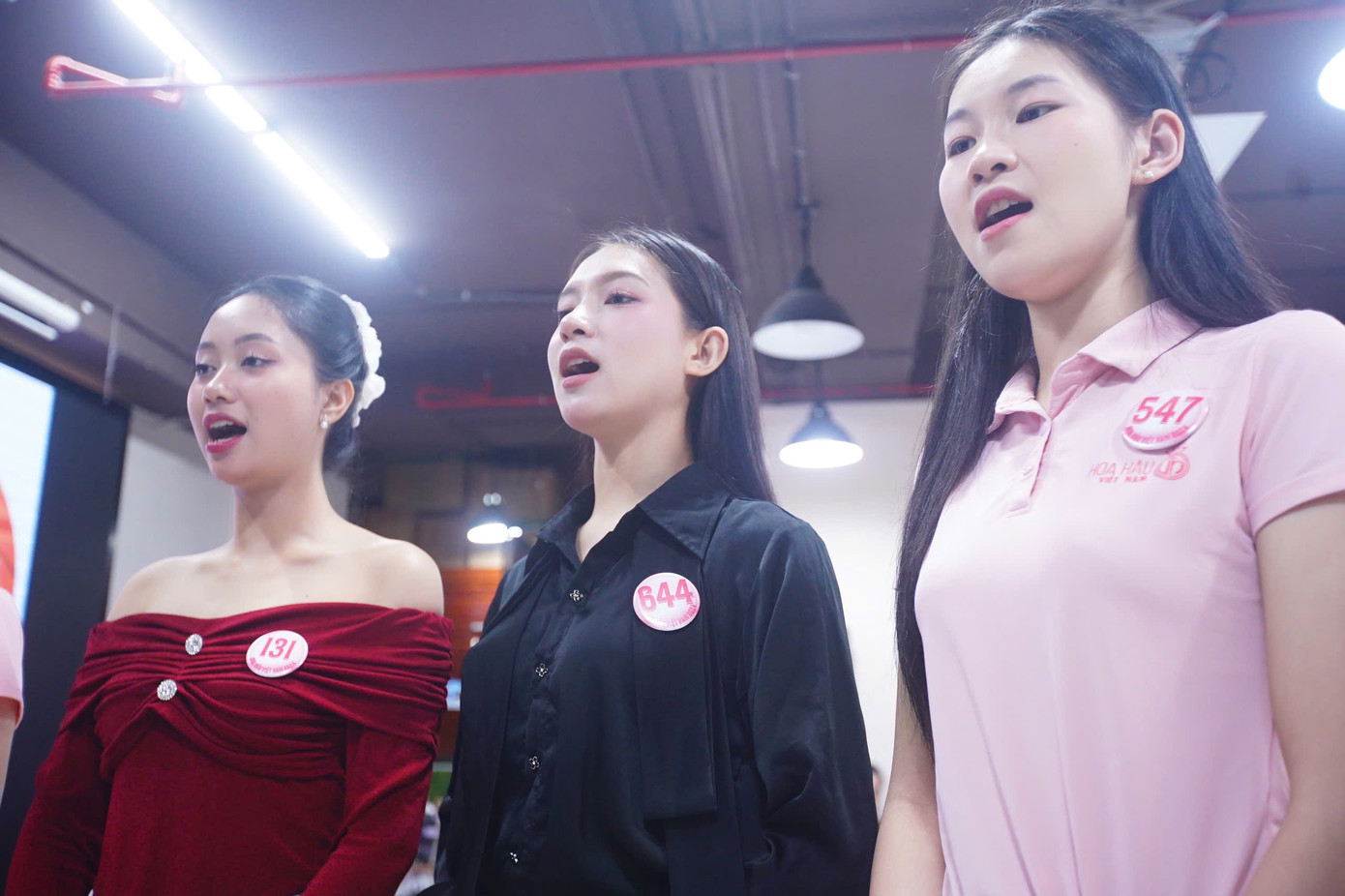 Theo ca sĩ Hiền Anh, bài tập mở giọng, điều hòa hơi thở còn giúp thí sinh Hoa hậu Việt Nam cải thiện sức khỏe, khả năng giao tiếp và truyền năng lượng tích cực tới người đối diện.