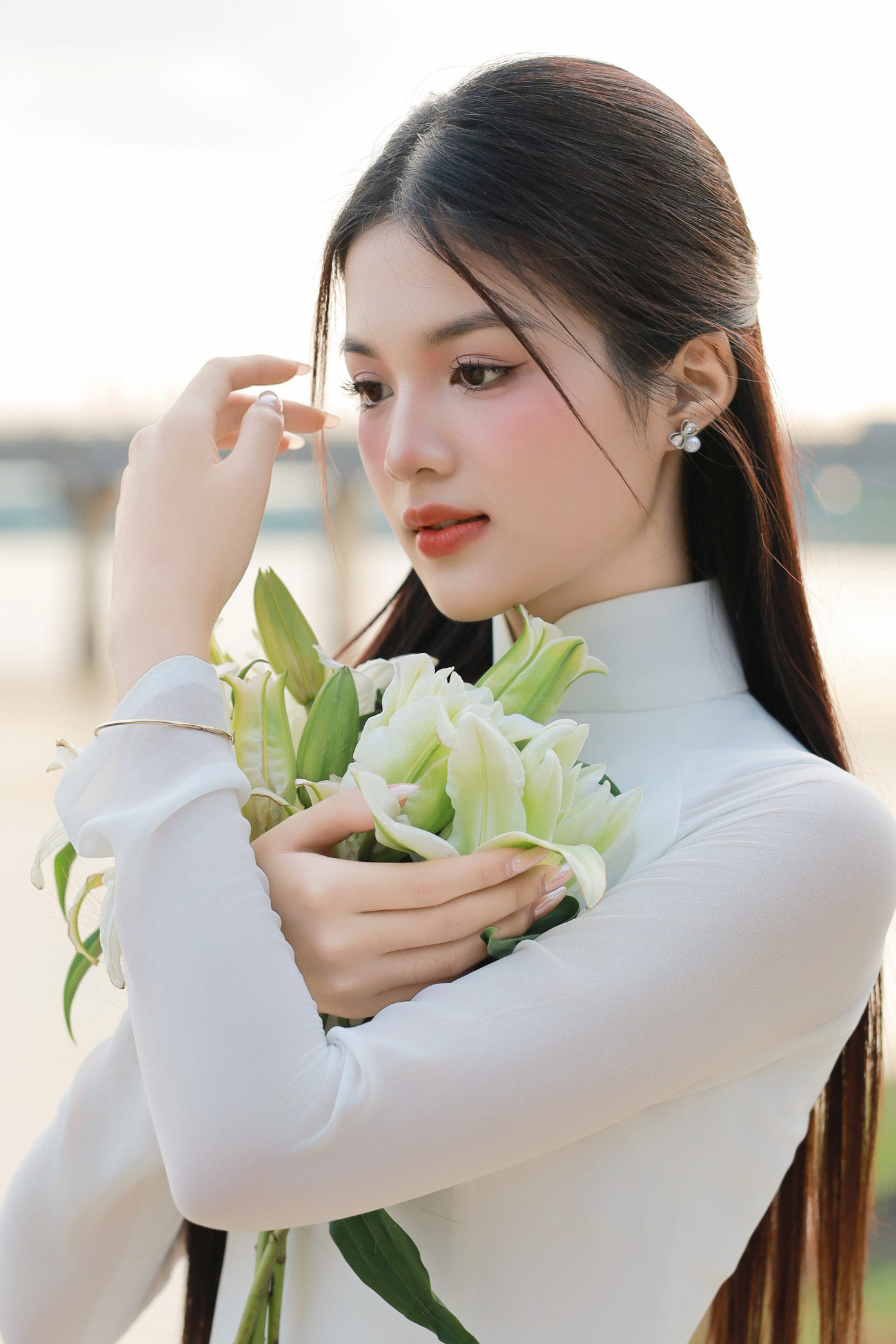 Và đặc biệt trong dịp đại lễ 30/4, từng dòng người hòa vào hoạt động diễu binh, diễu hành, tà áo dài hay cờ đỏ sao vàng tung bay khắp đường phố khơi gợi lòng tự hào dân tộc, ý chí vươn lên và khát vọng cống hiến cho đất nước ngày càng giàu mạnh, văn minh. Và đặc biệt trong dịp đại lễ 30/4, từng dòng người hòa vào hoạt động diễu binh, diễu hành, tà áo dài hay cờ đỏ sao vàng tung bay khắp đường phố khơi gợi lòng tự hào dân tộc, ý chí vươn lên và khát vọng cống hiến cho đất nước ngày càng giàu mạnh, văn minh.