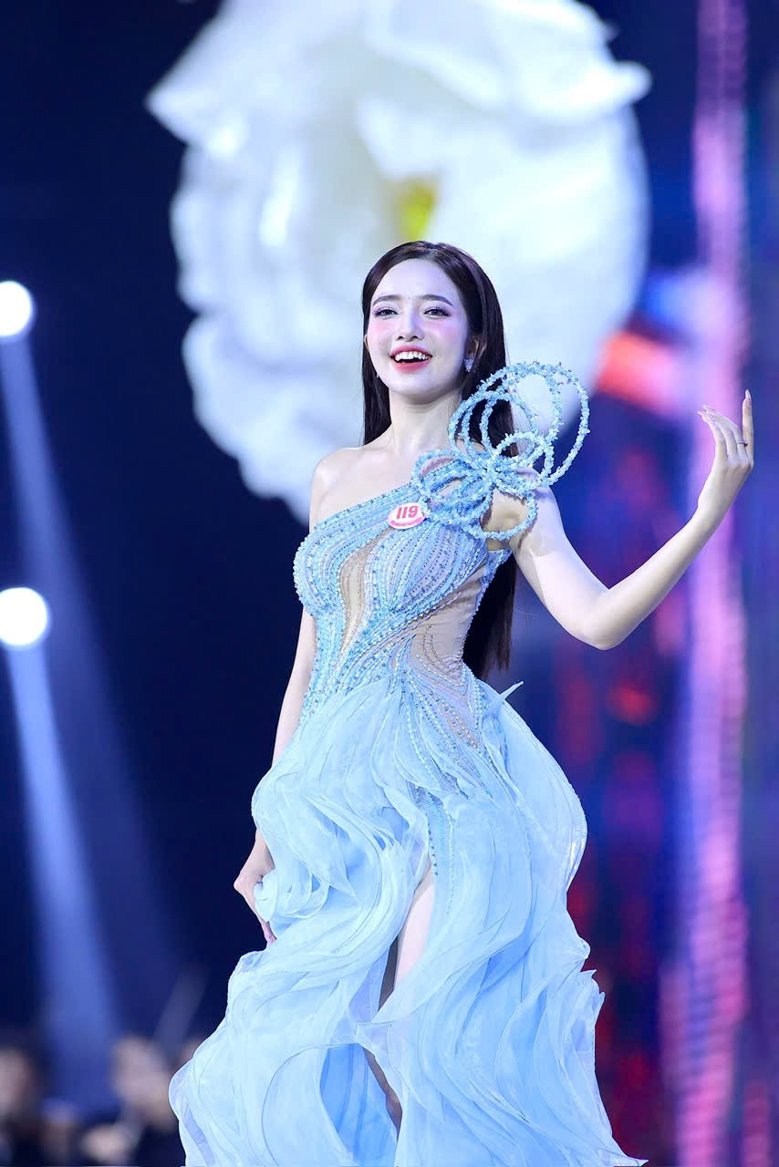 Thí sinh Võ Thị Thanh Bình (119) đến từ Quảng Trị. Nữ sinh Đại học Sân khấu Điện ảnh TPHCM sở hữu nhiều tài lẻ như diễn xuất, hát, múa, nhảy... Thí sinh Võ Thị Thanh Bình (119) đến từ Quảng Trị. Nữ sinh Đại học Sân khấu Điện ảnh TPHCM sở hữu nhiều tài lẻ như diễn xuất, hát, múa, nhảy...