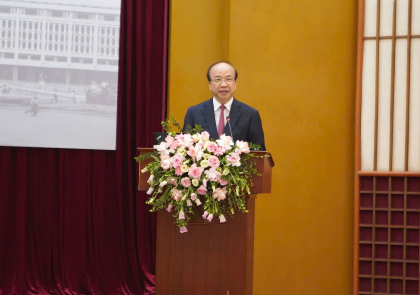 TS. Phan Chí Hiếu - Chủ tịch Viện Hàn lâm Khoa học xã hội Việt Nam - phát biểu tại hội thảo.