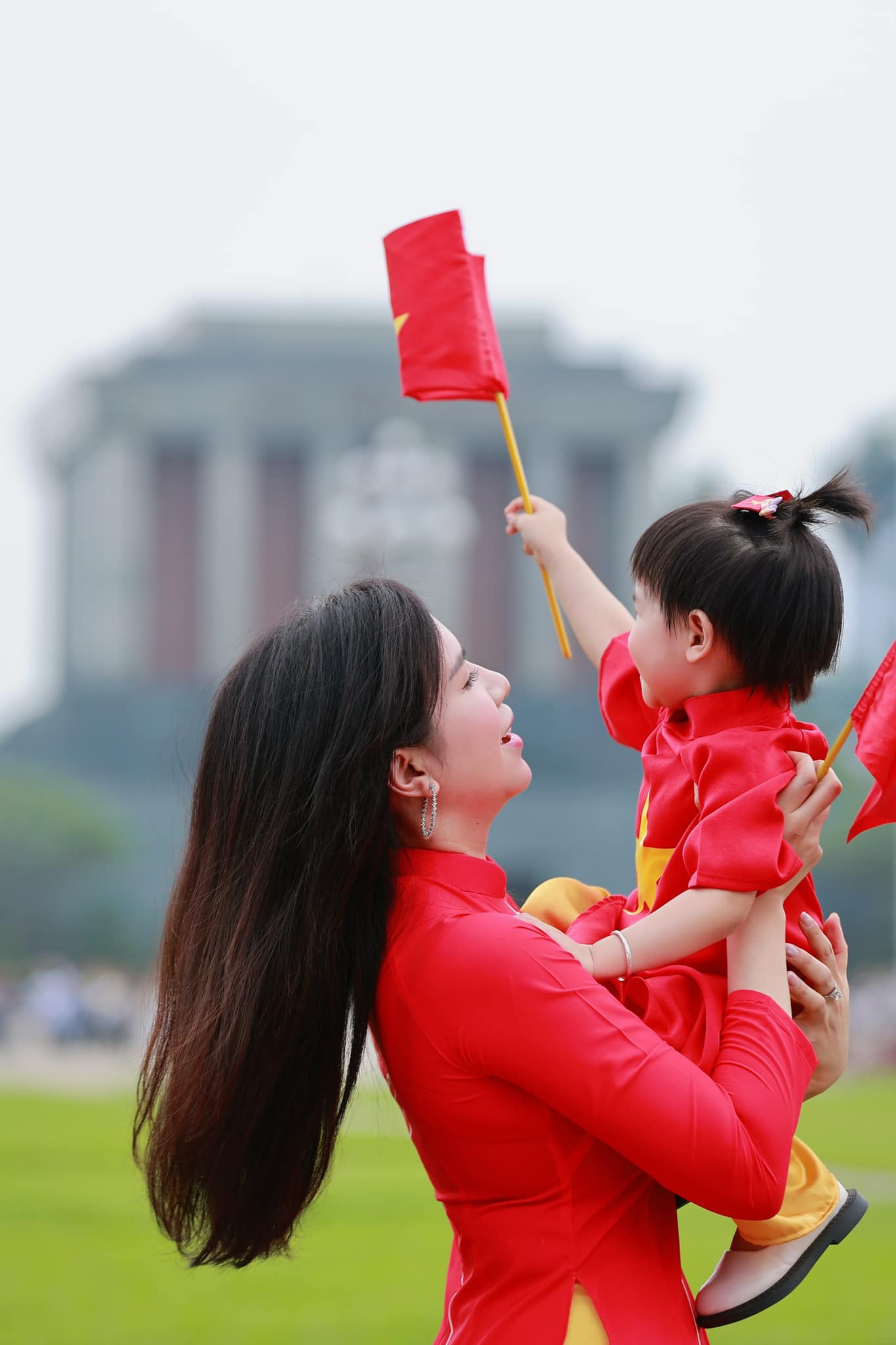 Diễn viên Trúc Mai tên thật là Đào Thanh Mai, sinh năm 1987, quê gốc Thái Bình. Cô mang hàm Thiếu tá, hiện thuộc biên chế của Nhà hát Kịch Công an nhân dân. Trúc Mai góp mặt trong nhiều phim truyền hình như Người đàn bà thứ 2, Đi qua bóng tối, Những đứa con biệt động Sài Gòn, Hãy nói lời yêu, Làng trong phố, Món quà của cha, Những nẻo đường gần xa... Diễn viên Trúc Mai tên thật là Đào Thanh Mai, sinh năm 1987, quê gốc Thái Bình. Cô mang hàm Thiếu tá, hiện thuộc biên chế của Nhà hát Kịch Công an nhân dân. Trúc Mai góp mặt trong nhiều phim truyền hình như Người đàn bà thứ 2, Đi qua bóng tối, Những đứa con biệt động Sài Gòn, Hãy nói lời yêu, Làng trong phố, Món quà của cha, Những nẻo đường gần xa...