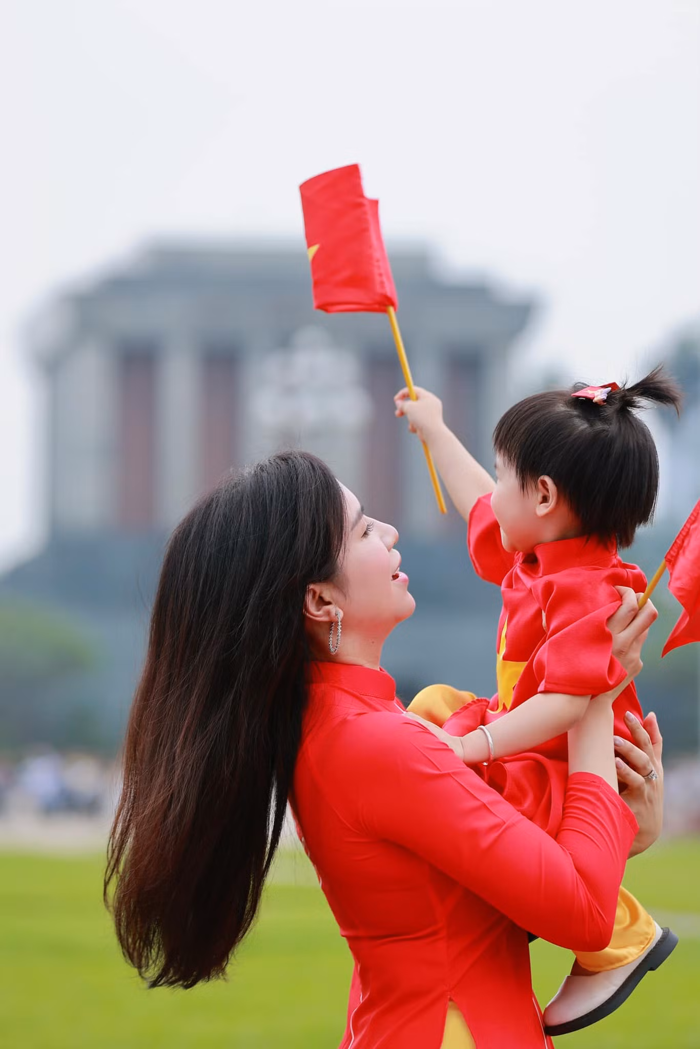 Diễn viên Trúc Mai tên thật là Đào Thanh Mai, sinh năm 1987, quê gốc Thái Bình. Cô mang hàm Thiếu tá, hiện thuộc biên chế của Nhà hát Kịch Công an nhân dân. Trúc Mai góp mặt trong nhiều phim truyền hình như Người đàn bà thứ 2, Đi qua bóng tối, Những đứa con biệt động Sài Gòn, Hãy nói lời yêu, Làng trong phố, Món quà của cha, Những nẻo đường gần xa... Diễn viên Trúc Mai tên thật là Đào Thanh Mai, sinh năm 1987, quê gốc Thái Bình. Cô mang hàm Thiếu tá, hiện thuộc biên chế của Nhà hát Kịch Công an nhân dân. Trúc Mai góp mặt trong nhiều phim truyền hình như Người đàn bà thứ 2, Đi qua bóng tối, Những đứa con biệt động Sài Gòn, Hãy nói lời yêu, Làng trong phố, Món quà của cha, Những nẻo đường gần xa...