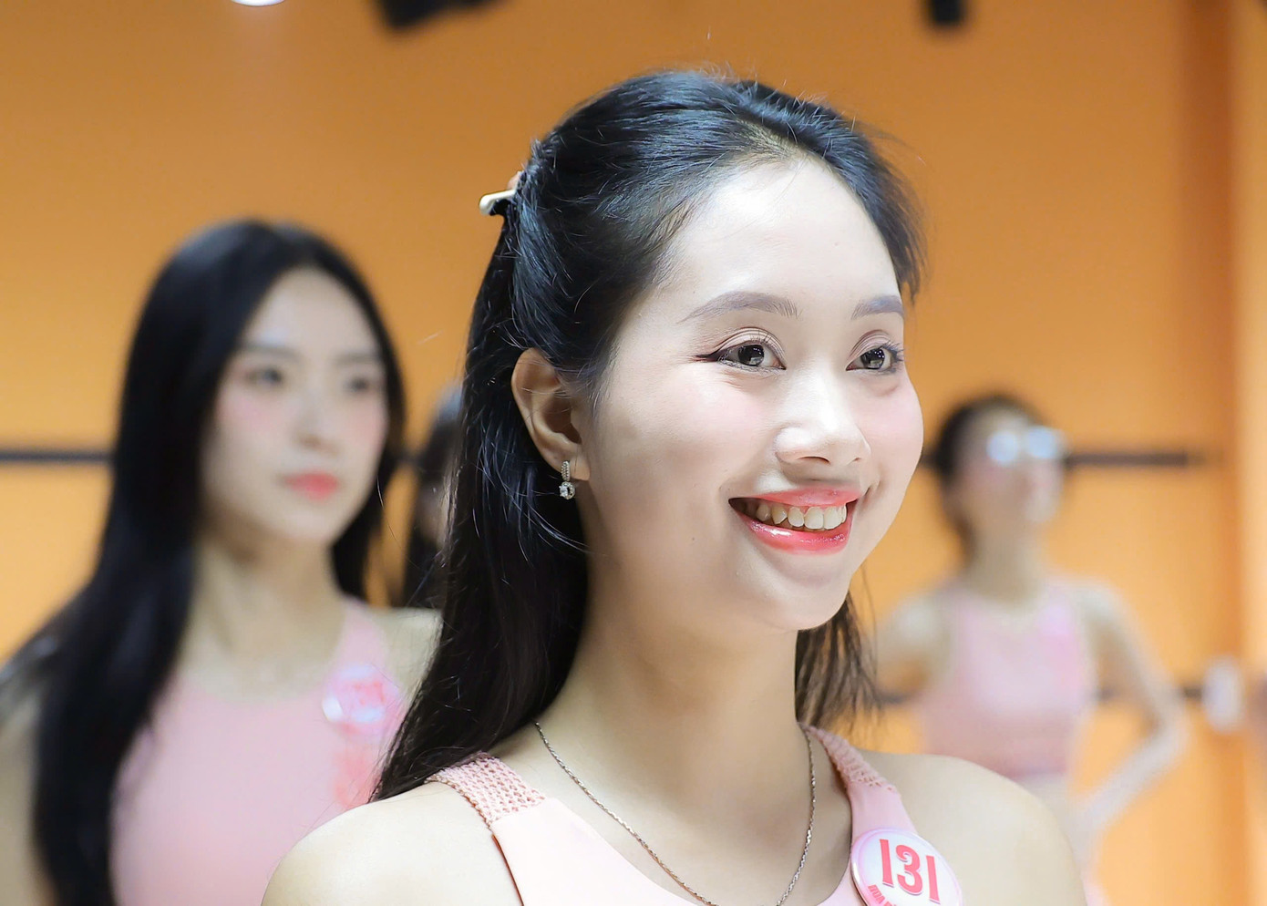 Cận nhan sắc một số thí sinh trong buổi tập vũ đạo. Cận nhan sắc một số thí sinh trong buổi tập vũ đạo.