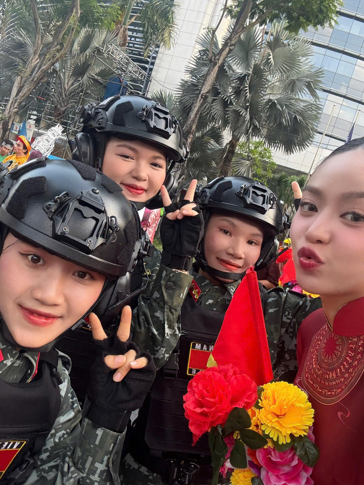 Hình ảnh Hoa hậu Thanh Thủy và Hoa hậu Tiểu Vy tại lễ diễu binh, diễu hành sáng 30/4. Hình ảnh Hoa hậu Thanh Thủy và Hoa hậu Tiểu Vy tại lễ diễu binh, diễu hành sáng 30/4.