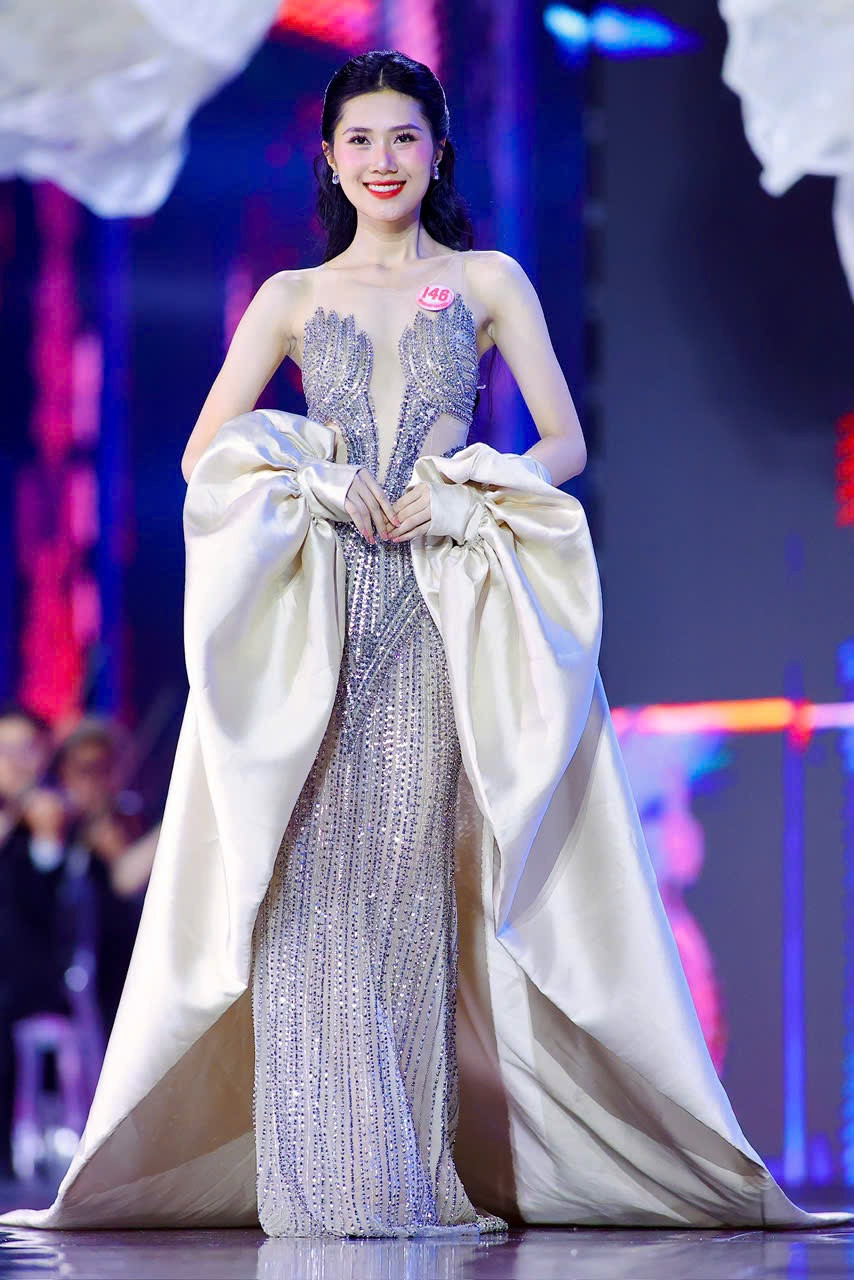 Thí sinh Bùi Thùy Nhiên (146) xuất hiện đầy ấn tượng trong trang phục xuyên thấu được đính kết cầu kỳ và điểm nhấn là tà dài bằng chất liệu lụa. Thí sinh Bùi Thùy Nhiên (146) xuất hiện đầy ấn tượng trong trang phục xuyên thấu được đính kết cầu kỳ và điểm nhấn là tà dài bằng chất liệu lụa.