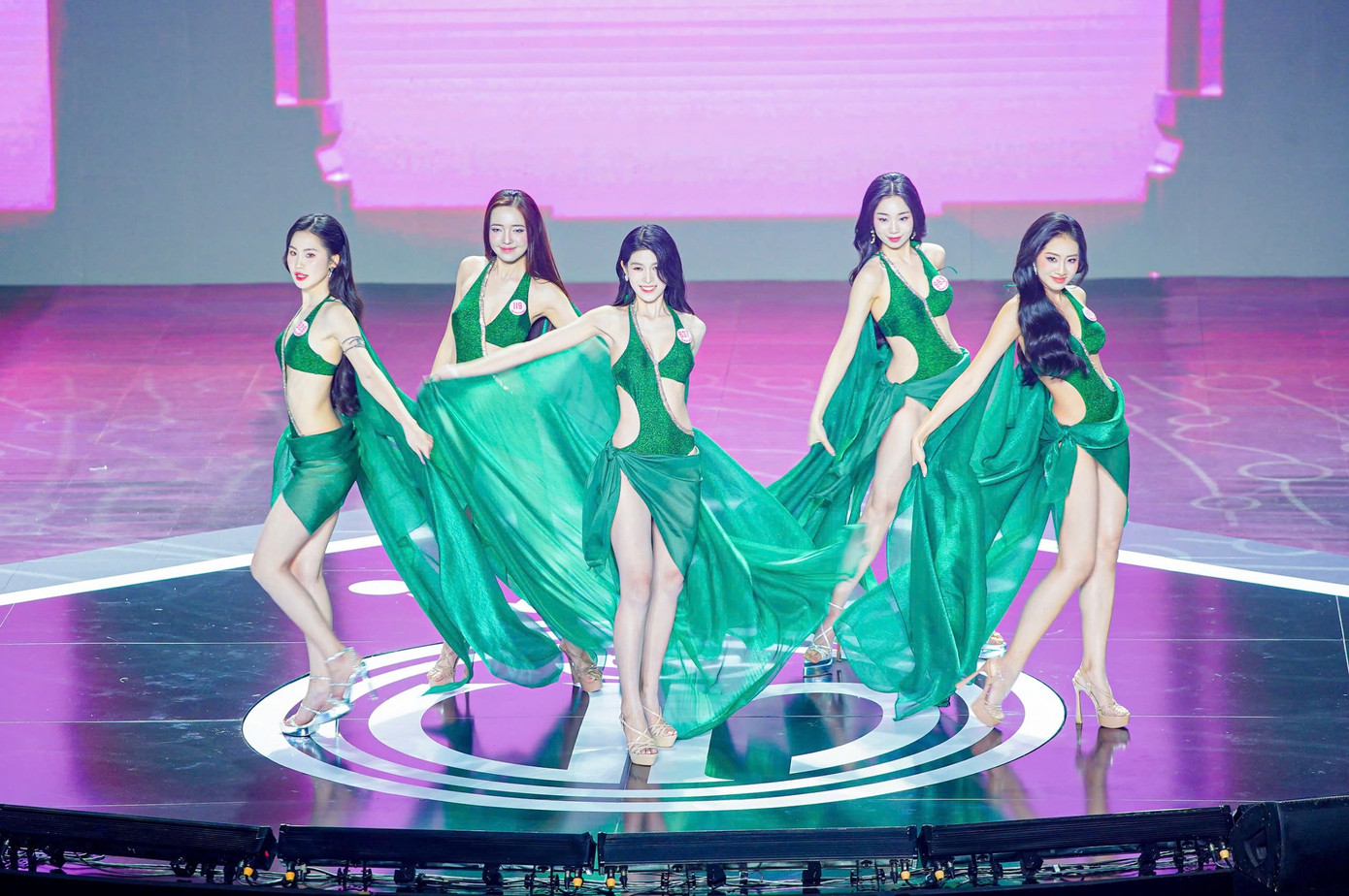 Một số khán giả cho rằng không quá lời khi đánh giá chung khảo Hoa hậu Việt Nam 2024 là buổi trình diễn nghệ thuật có chiều sâu. Các tiết mục ca múa nhạc đều được dàn dựng công phu và sáng tạo, mang đến không gian nghệ thuật nhiều cảm xúc. Một số khán giả cho rằng không quá lời khi đánh giá chung khảo Hoa hậu Việt Nam 2024 là buổi trình diễn nghệ thuật có chiều sâu. Các tiết mục ca múa nhạc đều được dàn dựng công phu và sáng tạo, mang đến không gian nghệ thuật nhiều cảm xúc.