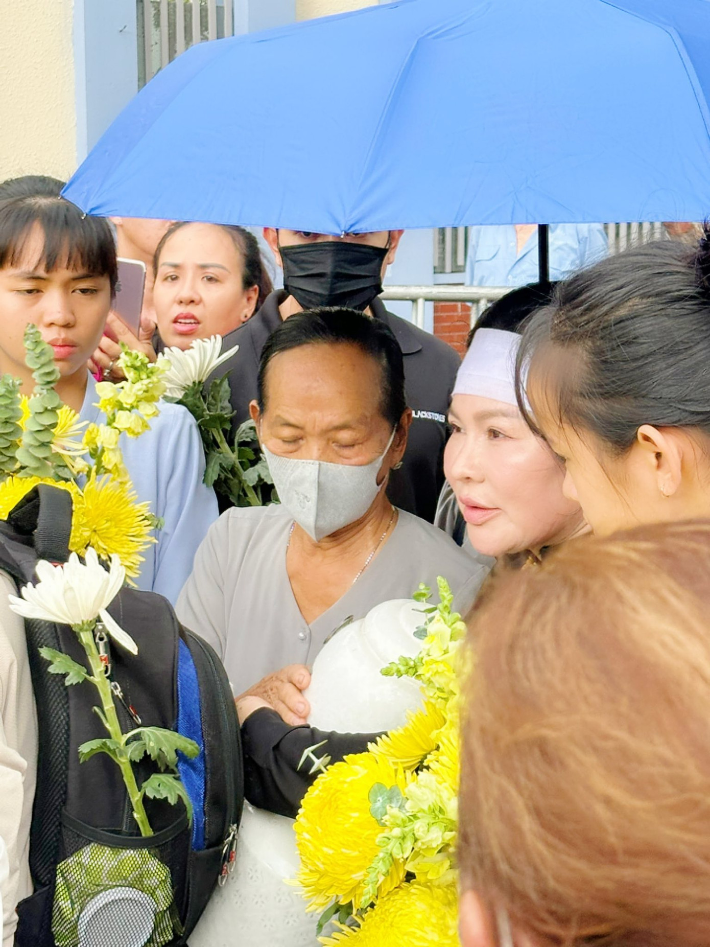 Một số hình ảnh trong lễ thủy táng NSƯT Quý Bình sáng 26/4. Ảnh: Song Minh. Một số hình ảnh trong lễ thủy táng NSƯT Quý Bình sáng 26/4. Ảnh: Song Minh.