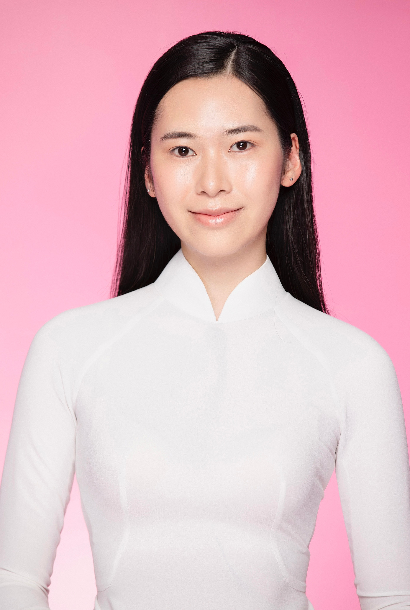 Thí sinh Hà Thu Trang sinh năm 2003, đến từ Cao Bằng, sinh viên Đại học RMIT. Cô là cựu học sinh chuyên Anh - THPT Chuyên Cao Bằng, đạt điểm TOEIC 960/990 trong lần thi đầu tiên. Hoàng Quý Lan sinh năm 2003, đến từ Cao Bằng, sinh viên Đại học Ngoại thương Hà Nội. Cô có thể nói hai ngoại ngữ là tiếng Anh và tiếng Đức.