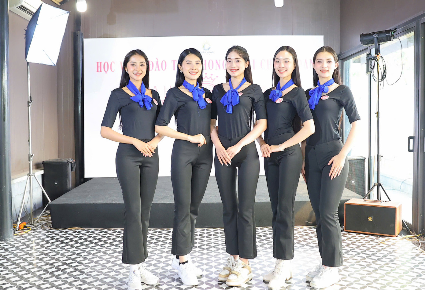 Thí sinh Phùng Thị Hương Giang (SBD 964) đến từ Thanh Hóa, sinh viên Đại học Greenwich Việt Nam sở hữu chiều cao 1,75 m. Hương Giang cho biết cô may mắn thừa hưởng gen di truyền từ gia đình, bố cô cao 1,8 m, mẹ cao 1,6 m.