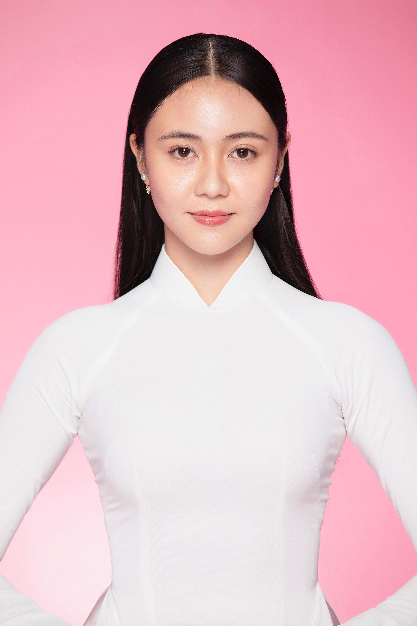 Thí sinh Lê Thị Mỹ Dung sinh năm 2001, đến từ Kiên Giang, là diễn viên, MC, người mẫu tự do. Người đẹp tốt nghiệp Khoa Kịch Đại học Sân khấu Điện ảnh năm 2023. Thí sinh Nguyễn Phương Nhi sinh năm 2003, đến từ Huế, sinh viên Đại học Kinh tế - Đại học Đà Nẵng. Cô là Á khôi 2 cuộc thi Hoa khôi Sinh viên Việt Nam khu vực miền Trung - Tây Nguyên 2023. Cô có trình độ IELTS 7.5.