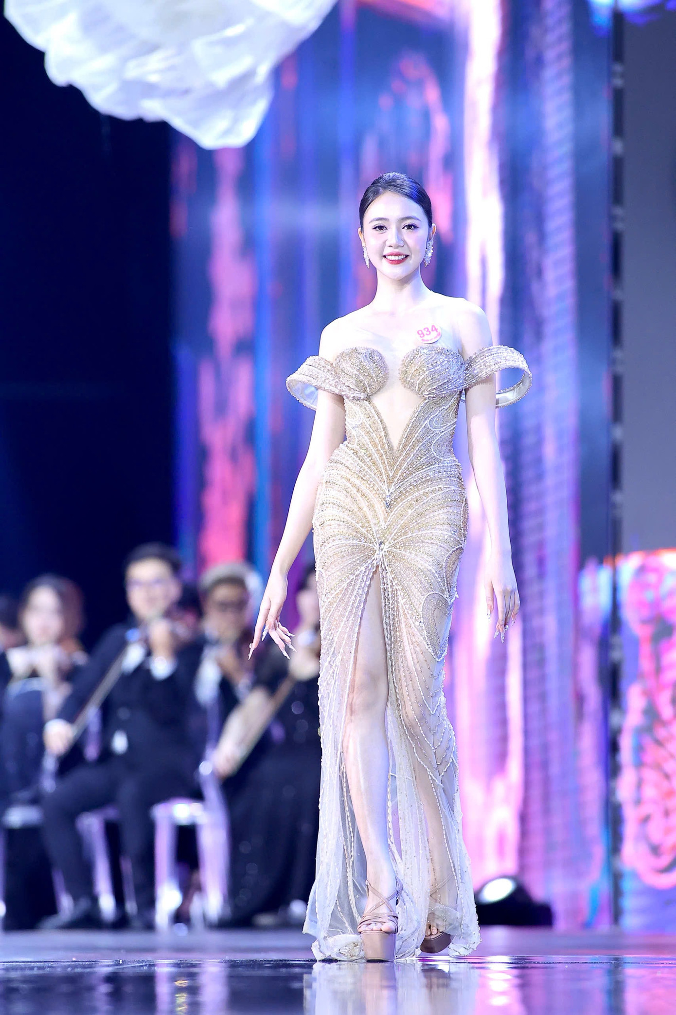 Đến từ Kiên Giang, thí sinh Lê Thị Mỹ Dung (934 ) gây ấn tượng với gương mặt tròn đầy tựa trăng rằm. Đến từ Kiên Giang, thí sinh Lê Thị Mỹ Dung (934 ) gây ấn tượng với gương mặt tròn đầy tựa trăng rằm.