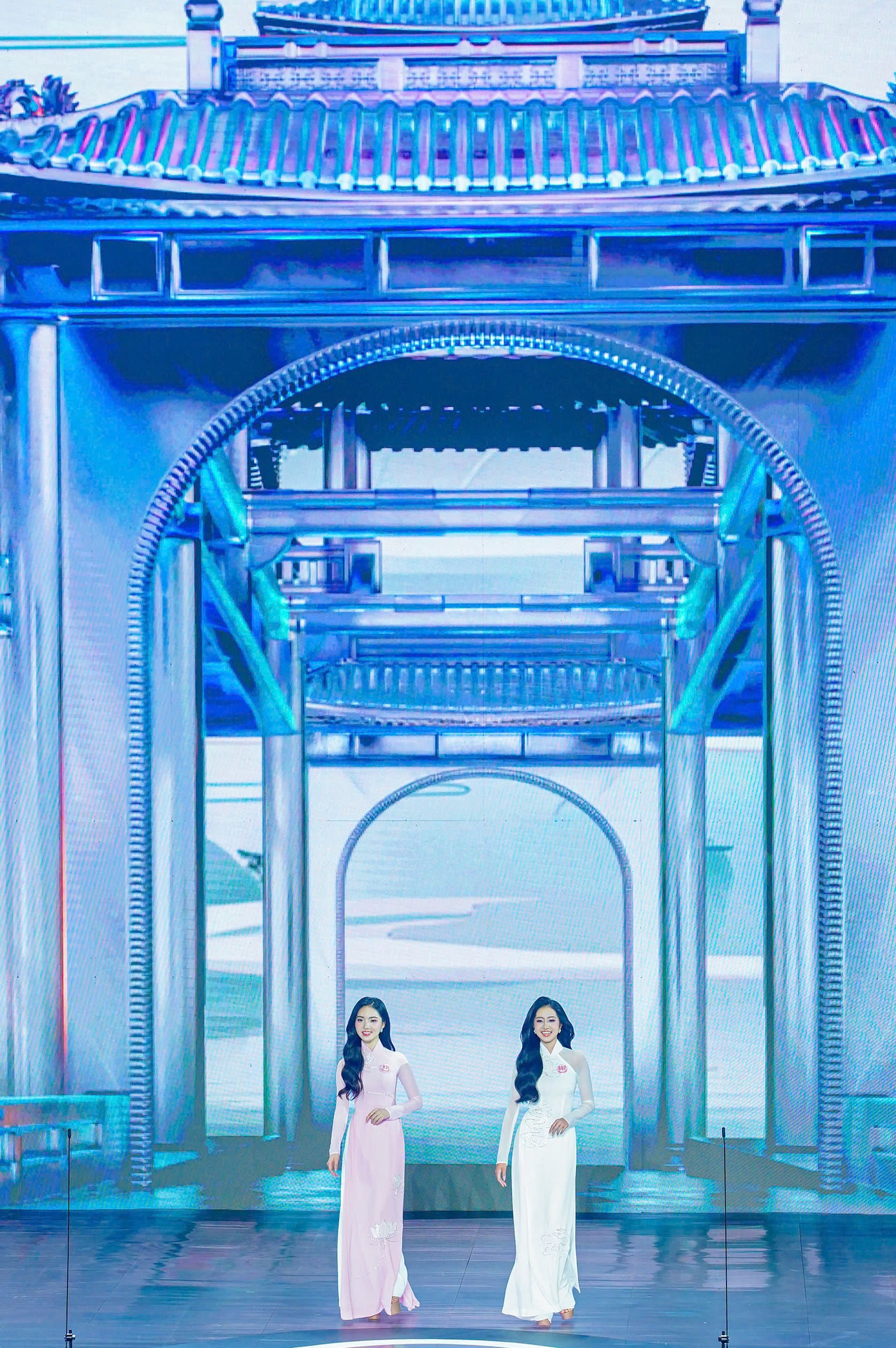 Sân khấu đêm chung khảo Hoa hậu Việt Nam 2024 được thiết kế như một bản giao hưởng ánh sáng, sắc màu cổ kính hòa quyện trong hiệu ứng thị giác hiện đại, trở thành điểm nhấn đậm đà bản sắc. Sân khấu đêm chung khảo Hoa hậu Việt Nam 2024 được thiết kế như một bản giao hưởng ánh sáng, sắc màu cổ kính hòa quyện trong hiệu ứng thị giác hiện đại, trở thành điểm nhấn đậm đà bản sắc.