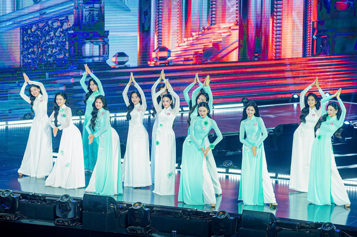 41 thí sinh đồng diễn áo dài trên nền nhạc Việt Nam hào quang rực sáng, được dàn dựng công phu kết hợp giữa âm nhạc, vũ đạo và tà áo dài truyền thống, chiếc nón lá. Phần thi thể hiện đậm nét tinh thần dân tộc và vẻ đẹp nữ tính của người phụ nữ Việt Nam. 41 thí sinh đồng diễn áo dài trên nền nhạc Việt Nam hào quang rực sáng, được dàn dựng công phu kết hợp giữa âm nhạc, vũ đạo và tà áo dài truyền thống, chiếc nón lá. Phần thi thể hiện đậm nét tinh thần dân tộc và vẻ đẹp nữ tính của người phụ nữ Việt Nam.