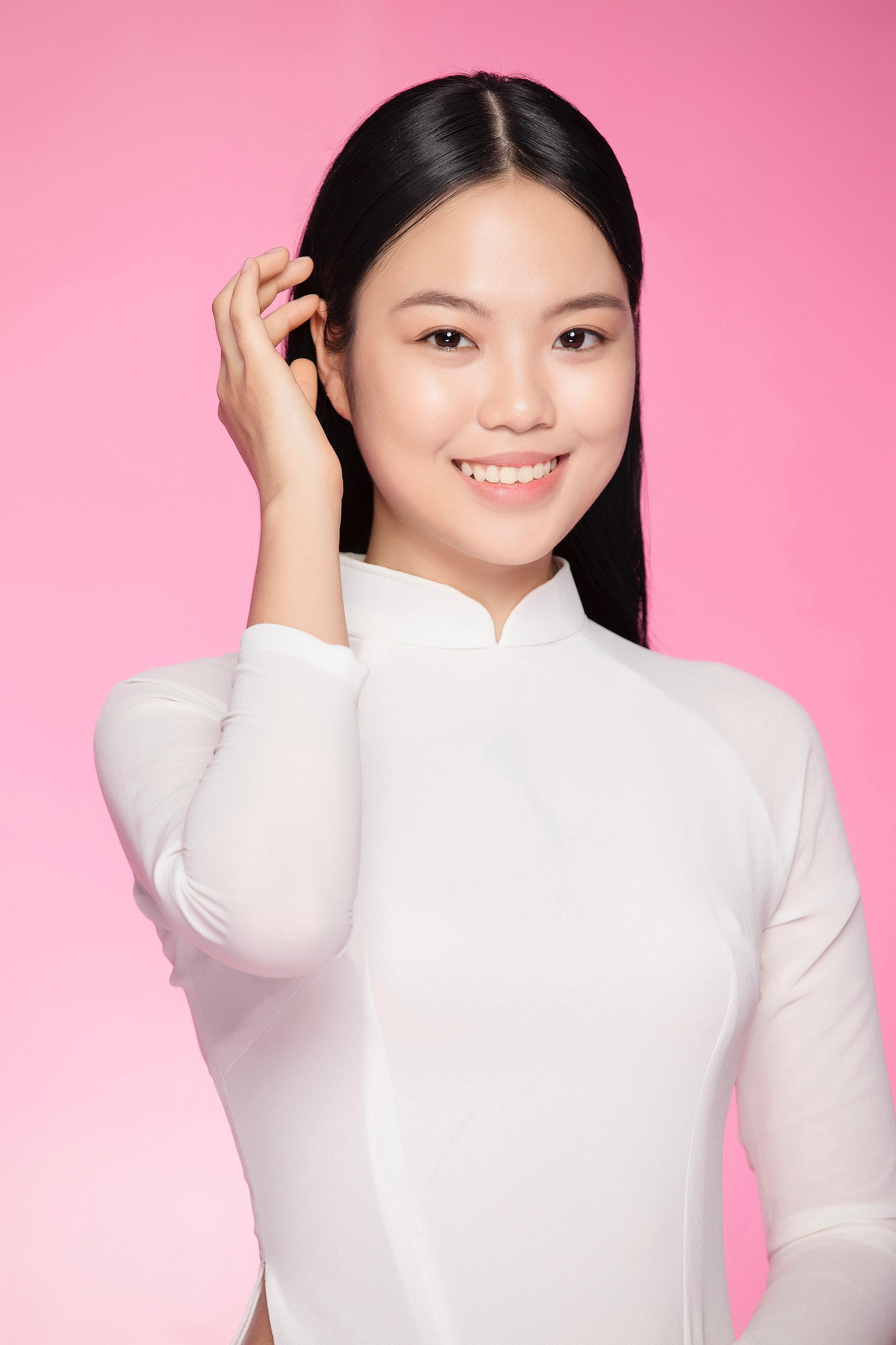 Thí sinh Đặng Ngọc Bảo Nhi sinh năm 2006, đến từ Đà Nẵng, sinh viên Đại học FPT Đà Nẵng. Cô có khả năng giao tiếp bằng tiếng Anh, tiếng Trung và chơi 4 loại nhạc cụ. Thí sinh Phùng Thị Hương Giang sinh năm 2004, sinh viên Đại học Greenwich Việt Nam. Cô sở hữu chiều cao 1,75 m, số đo ba vòng lần lượt là 80-63-96 cm.