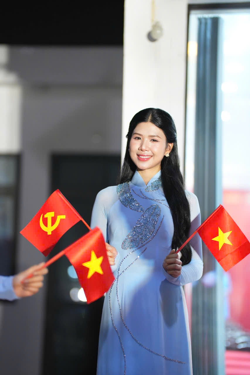 &quot;Yêu nước không phải trào lưu. Yêu nước thông qua hành động thiết thực, yêu nước là học tập tốt, làm việc tốt và tích cực trau dồi, rèn luyện bản thân, xứng đáng với sự hy sinh của thế hệ cha anh đi trước&quot;, thí sinh Phạm Thùy Dương chia sẻ.