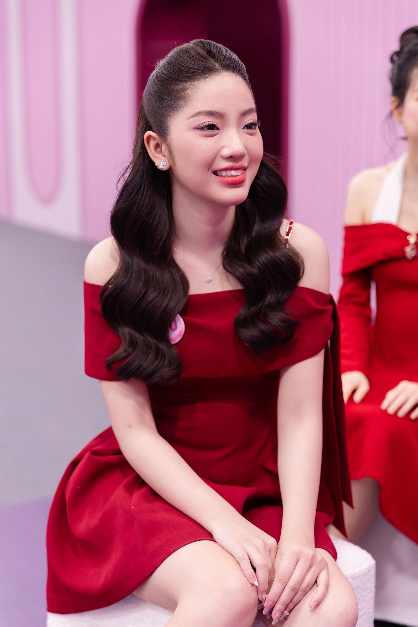 Trịnh Quỳnh Trang là sinh viên ngành Kinh doanh Quốc tế, Đại học Ngoại thương. Cô từng đạt Học sinh Giỏi cấp tỉnh môn Vật lý và sở hữu chứng chỉ IELTS 7.5.