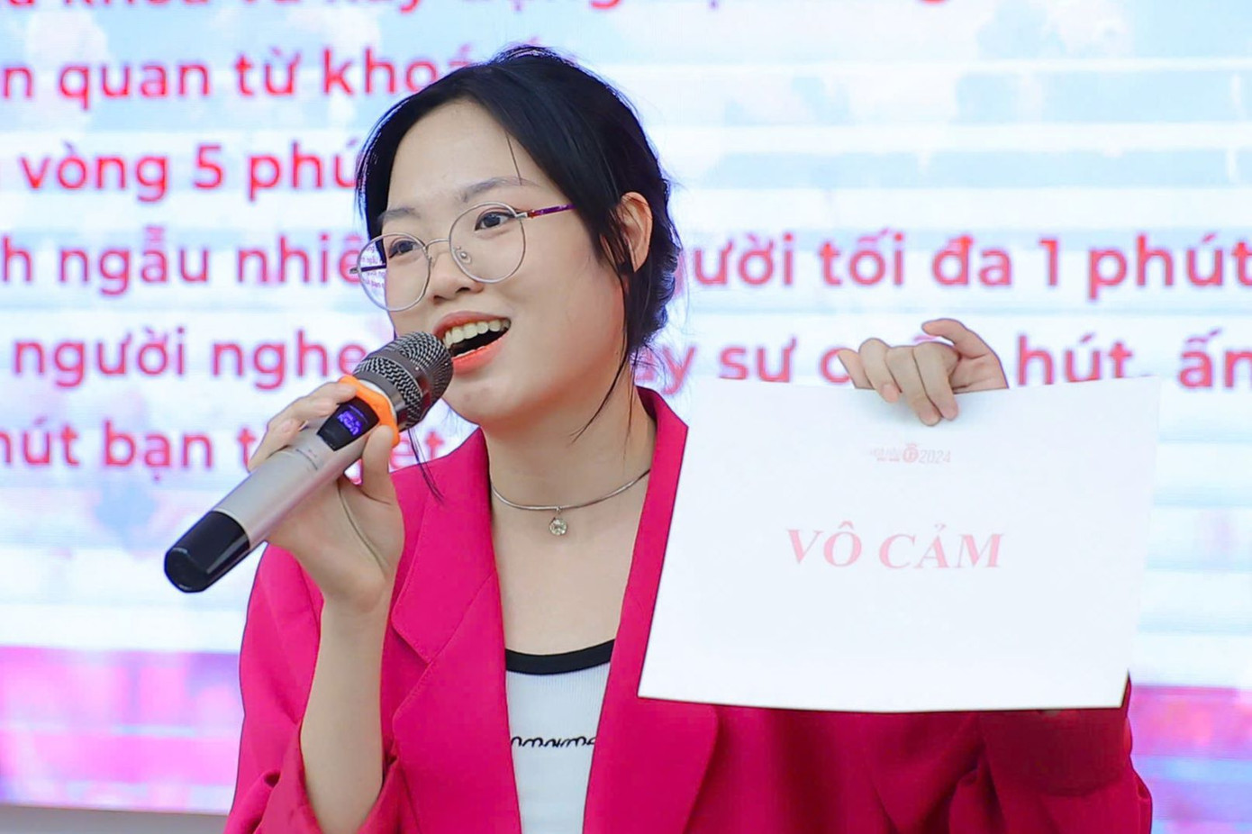 Thuyết trình về chủ đề vô cảm, thí sinh Đặng Ngọc Bảo Nhi (SBD 138) lấy dẫn chứng từ chính câu chuyện của mình trong gia đình. Cô cho rằng mình được nhận xét là người vô cảm, trái ngược với em trai khi ngại thổ lộ cảm xúc, quan tâm bằng lời nói. Cô nhận ra một hành động nhỏ, một lời nói, một câu hỏi quan tâm có thể cứu rỗi, chữa lành vết thương của một người hay cả cuộc đời.