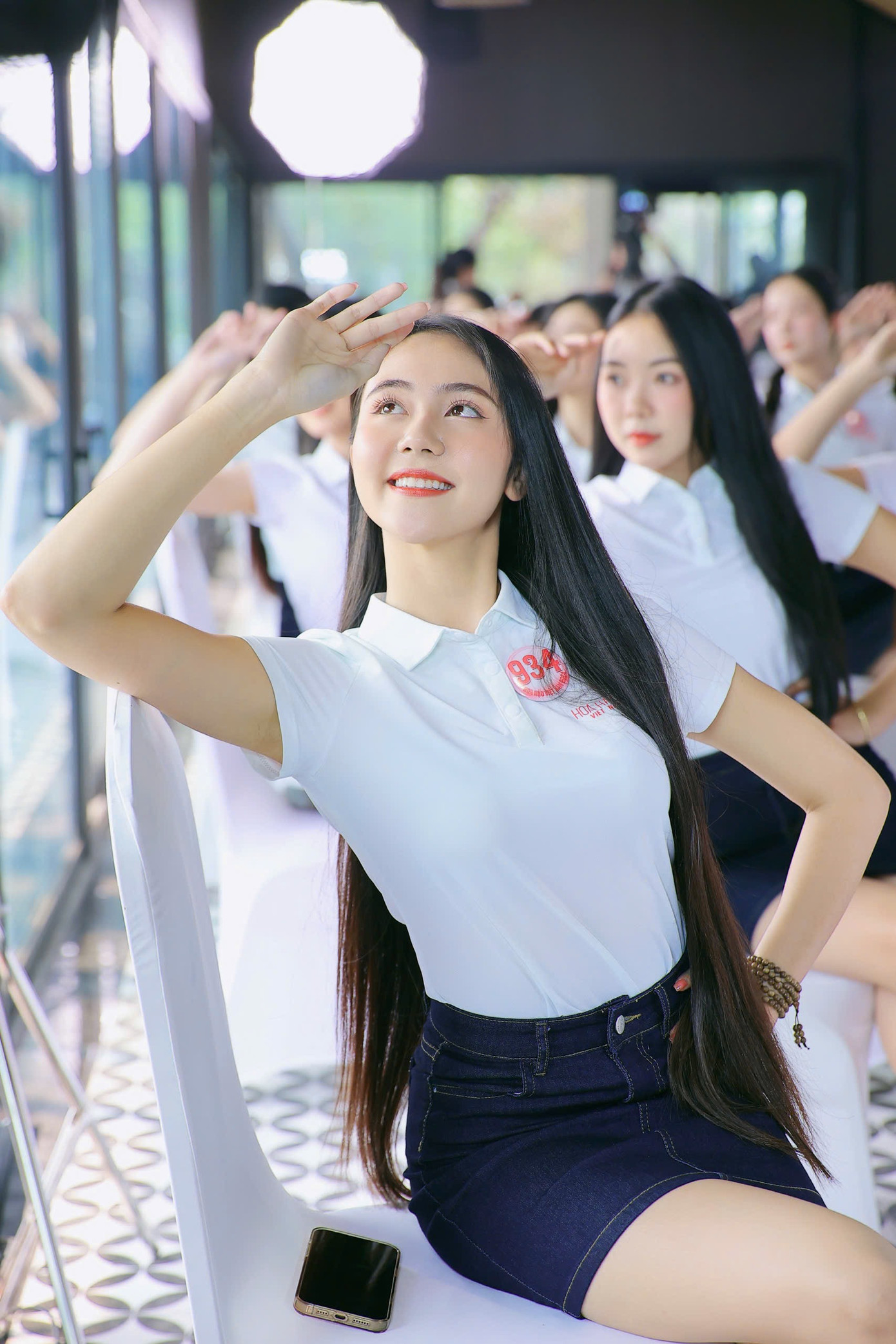 Các buổi tập, lịch trình của cuộc thi dày đặc, thậm chí có hôm kéo dài tới đêm muộn nhưng không ai thể hiện sự mệt mỏi. Ngược lại, nụ cười luôn thường trực được xem là “vũ khí” lợi hại nhất của các cô gái tuổi đời 18, 20.