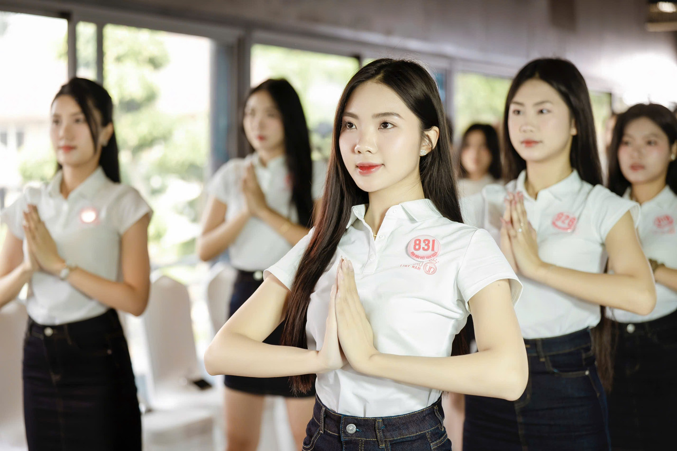 Trước khi đi vào thực hành, các cô gái được khởi động với dụng cụ, tập giãn cơ, giúp cơ thể uyển chuyển.