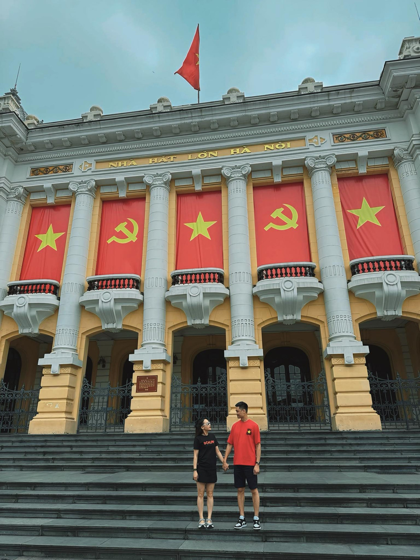 Bảo Thanh và chồng đánh dấu kỳ nghỉ lễ 30/4-1/5 bằng hình ảnh check-in tại Nhà hát Lớn Hà Nội.