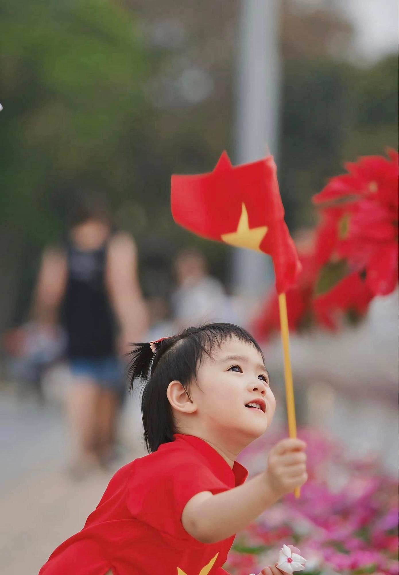 Hiện Trúc Mai cùng dàn nghệ sĩ của Nhà hát Kịch Công an nhân dân tất bật chuẩn bị cho vở diễn phục vụ lễ kỷ niệm 50 năm thống nhất đất nước, diễn ra đêm 30/4 tại Nhà hát Hồ Gươm, Hà Nội. Hiện Trúc Mai cùng dàn nghệ sĩ của Nhà hát Kịch Công an nhân dân tất bật chuẩn bị cho vở diễn phục vụ lễ kỷ niệm 50 năm thống nhất đất nước, diễn ra đêm 30/4 tại Nhà hát Hồ Gươm, Hà Nội.