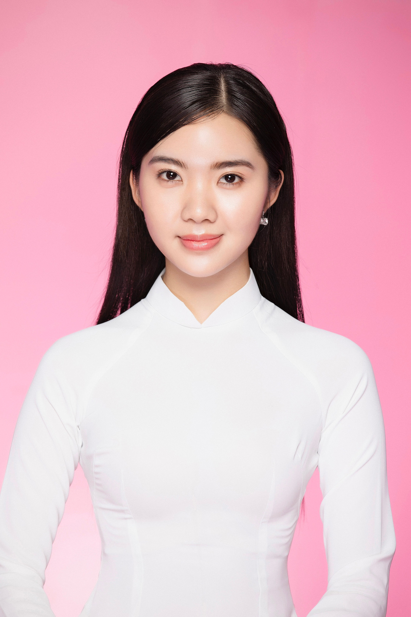 Thí sinh Trần Thị Hồng Hải sinh năm 2004, đến từ Tuyên Quang, sinh viên Đại học Thương Mại Hà Nội. Hồng Hải từng tham gia cuộc thi Người đẹp xứ Tuyên 2022 và lọt vào top 10. Thí sinh Trần Minh Thu sinh năm 2005, đến từ Kon Tum. Cô là Hoa khôi Đại học Thương mại 2024, sở hữu chiều cao 1,75 m.