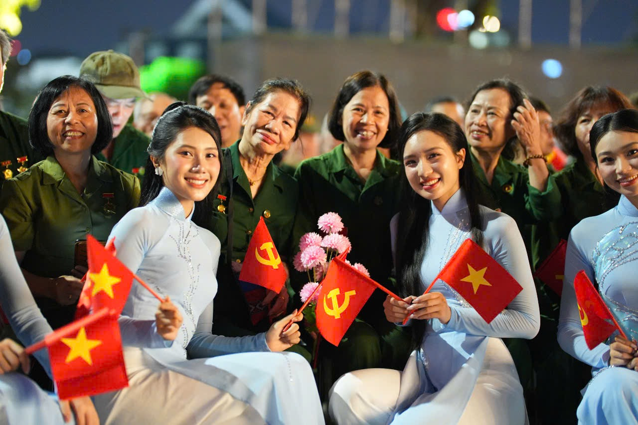 Thí sinh Bùi Thùy Nhiên (trái) chia sẻ cô xúc động và tự hào khi tham gia cầu truyền hình Vang mãi khúc khải hoàn tại Hà Nội. &quot;Tôi cảm thấy biết ơn khi được sống trong thời đại hòa bình. Và tự hào khi là người con của đất nước Việt Nam. Từ đó, tôi ý thức bản thân phải có trách nhiệm học tập, phấn đấu, rèn luyện để trở thành thế hệ tiên phong của dân tộc”, Bùi Thùy Nhiên nói.
