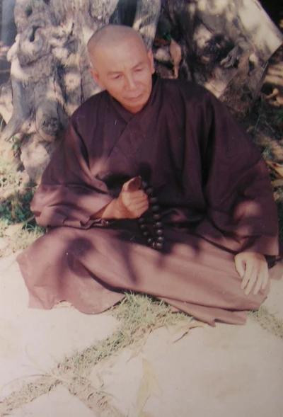 Nghệ sĩ Trần Lượng trong vai sư Thiện Chiếu phim Những nẻo đường phù sa (trái) và hình ảnh lễ tang của nam nghệ sĩ được đạo diễn Trần Ngọc Phong chia sẻ. Nghệ sĩ Trần Lượng trong vai sư Thiện Chiếu phim Những nẻo đường phù sa (trái) và hình ảnh lễ tang của nam nghệ sĩ được đạo diễn Trần Ngọc Phong chia sẻ.