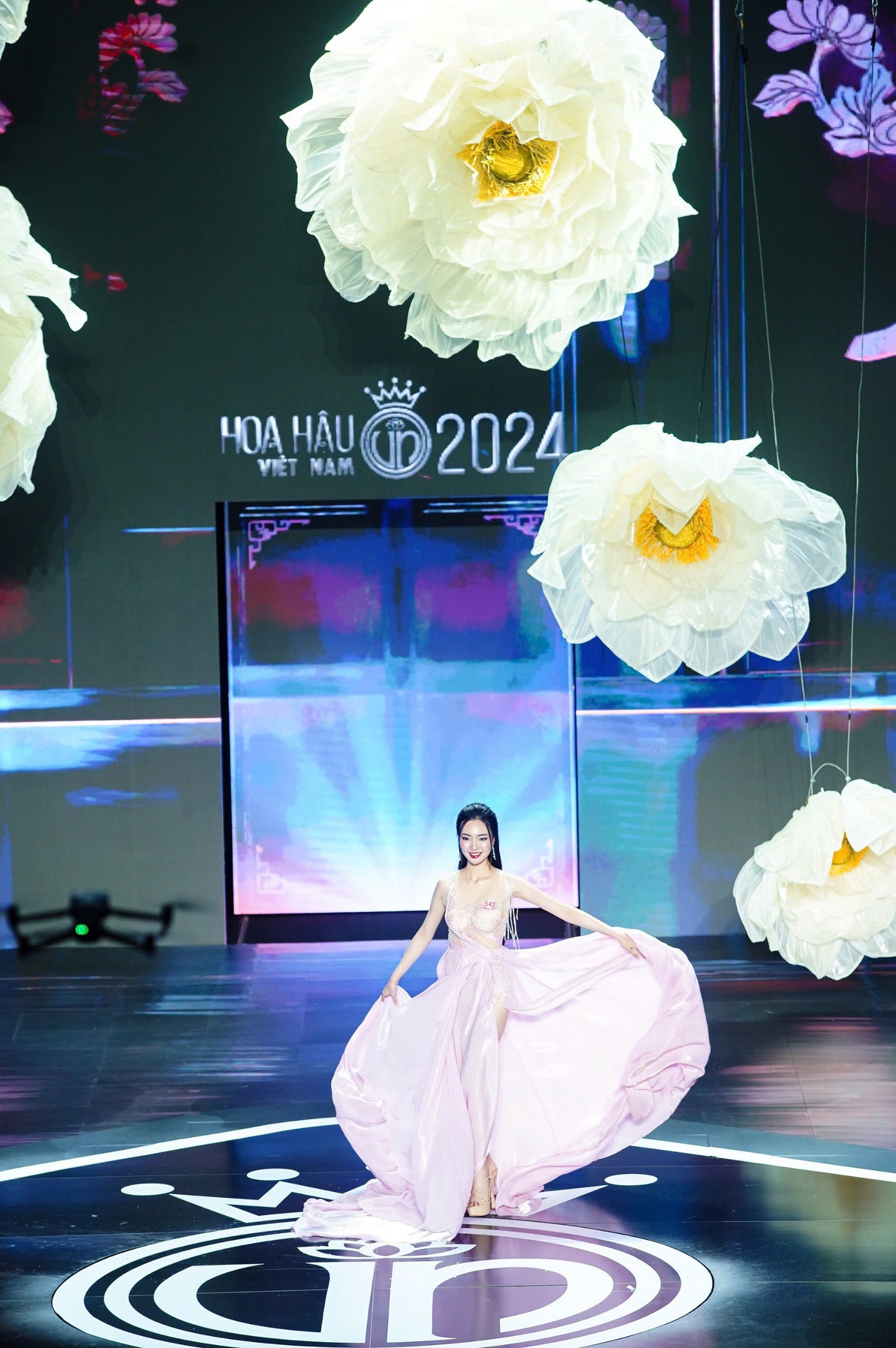 Nhà thơ Trần Hữu Việt - Trưởng Ban giám khảo Hoa hậu Việt Nam 2024 - nhấn mạnh đạo diễn sân khấu bám sát từ khóa chủ đề Rạng rỡ Việt Nam. Suốt thời lượng đêm thi, thí sinh xuất hiện rạng rỡ, kết hợp cùng MC sôi nổi và những ca khúc hướng tới hơi thở của đời sống hôm nay. Nhà thơ Trần Hữu Việt - Trưởng Ban giám khảo Hoa hậu Việt Nam 2024 - nhấn mạnh đạo diễn sân khấu bám sát từ khóa chủ đề Rạng rỡ Việt Nam. Suốt thời lượng đêm thi, thí sinh xuất hiện rạng rỡ, kết hợp cùng MC sôi nổi và những ca khúc hướng tới hơi thở của đời sống hôm nay.