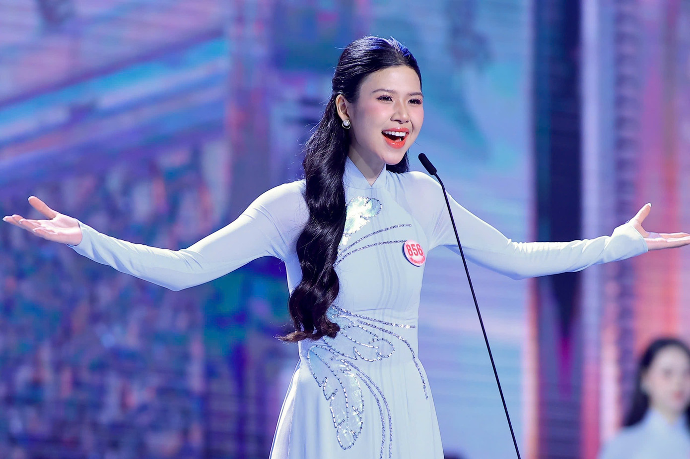 Thí sinh Đinh Hoàng Linh Đan, sinh năm 2003, là sinh viên Đại học RMIT. Cô đến từ Đà Nẵng, có thể giao tiếp thành thạo bằng tiếng Anh. Thí sinh Đinh Hoàng Linh Đan, sinh năm 2003, là sinh viên Đại học RMIT. Cô đến từ Đà Nẵng, có thể giao tiếp thành thạo bằng tiếng Anh.