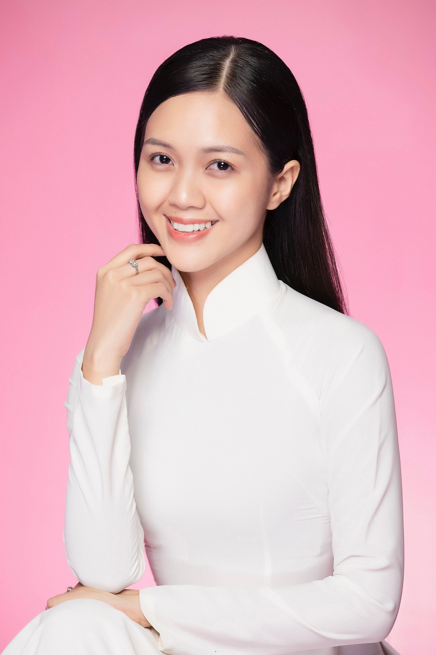 Thí sinh Hoàng Thị Hiền Nhi sinh năm 2005, đến từ Yên Bái, người dân tộc Tày. Cô là sinh viên Đại học Giao thông vận tải Hà Nội, sở hữu chiều cao 1,77 m, thuộc nhóm thí sinh có chiều cao nổi trội nhất. Nguyễn Hoàng Mỹ Vân sinh năm 1999, từng giành giải Á khôi 1, Hoa khôi Áo dài ở cuộc thi Nét đẹp sinh viên năm 2019 của ĐH Tôn Đức Thắng, TP HCM. Cô hiện là MC song ngữ, trợ giảng đối ngoại tại Trung tâm Ngoại ngữ Bộ Ngoại giao CEFALT. Thí sinh Hoàng Thị Hiền Nhi sinh năm 2005, đến từ Yên Bái, người dân tộc Tày. Cô là sinh viên Đại học Giao thông vận tải Hà Nội, sở hữu chiều cao 1,77 m, thuộc nhóm thí sinh có chiều cao nổi trội nhất. Nguyễn Hoàng Mỹ Vân sinh năm 1999, từng giành giải Á khôi 1, Hoa khôi Áo dài ở cuộc thi Nét đẹp sinh viên năm 2019 của ĐH Tôn Đức Thắng, TP HCM. Cô hiện là MC song ngữ, trợ giảng đối ngoại tại Trung tâm Ngoại ngữ Bộ Ngoại giao CEFALT.