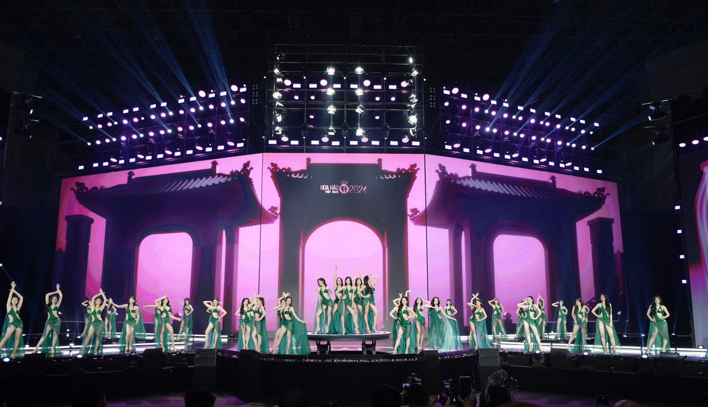 Một số khán giả cho rằng không quá lời khi đánh giá chung khảo Hoa hậu Việt Nam 2024 là buổi trình diễn nghệ thuật có chiều sâu. Các tiết mục ca múa nhạc đều được dàn dựng công phu và sáng tạo, mang đến không gian nghệ thuật nhiều cảm xúc. Một số khán giả cho rằng không quá lời khi đánh giá chung khảo Hoa hậu Việt Nam 2024 là buổi trình diễn nghệ thuật có chiều sâu. Các tiết mục ca múa nhạc đều được dàn dựng công phu và sáng tạo, mang đến không gian nghệ thuật nhiều cảm xúc.