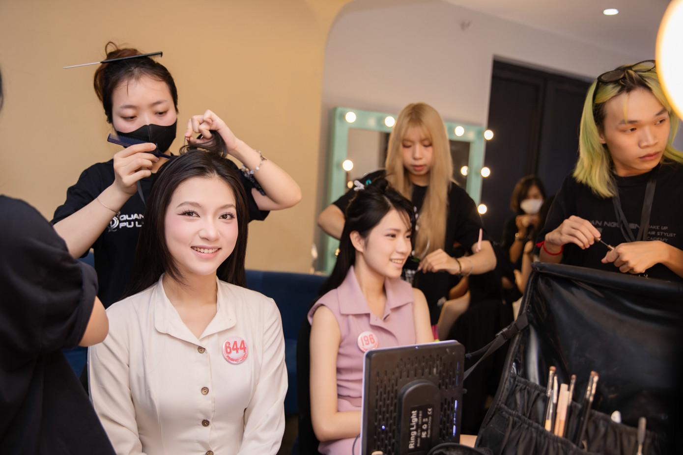 Các tập truyền hình thực tế được ghi hình trải dài qua nhiều địa danh giàu bản sắc văn hóa và lịch sử như Hà Nội, TPHCM, Quảng Trị, Huế...