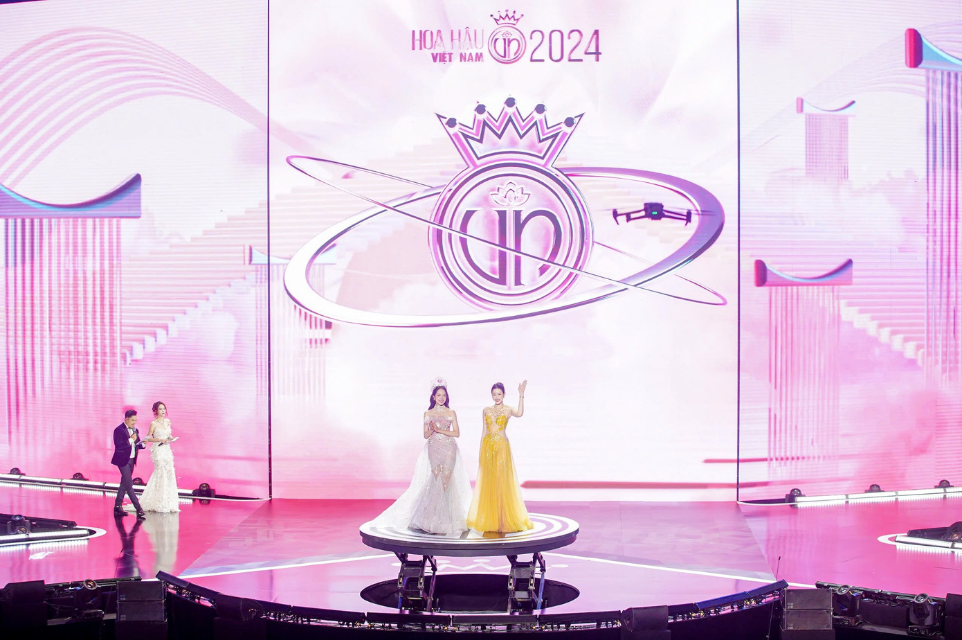 Biểu tượng đặc trưng của Hoa hậu Việt Nam làm điểm nhấn. Biểu tượng đặc trưng của Hoa hậu Việt Nam làm điểm nhấn.