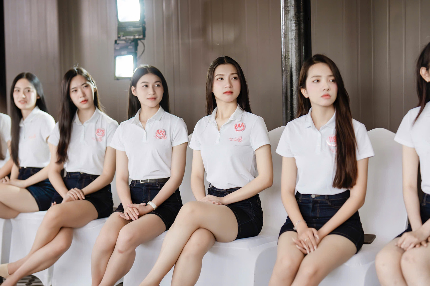 Ngay cả tư thế đứng, ngồi cũng được chú trọng sao cho phù hợp từng bối cảnh, cách tạo dáng với máy quay.