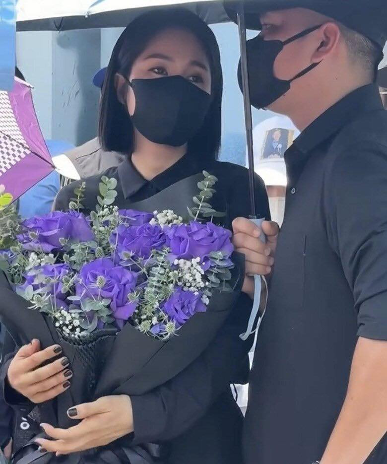 Đạo diễn Huỳnh Tấn Phát, vợ chồng diễn viên Lê Phương dự lễ thuỷ táng Quý Bình. Đạo diễn Huỳnh Tấn Phát, vợ chồng diễn viên Lê Phương dự lễ thuỷ táng Quý Bình.