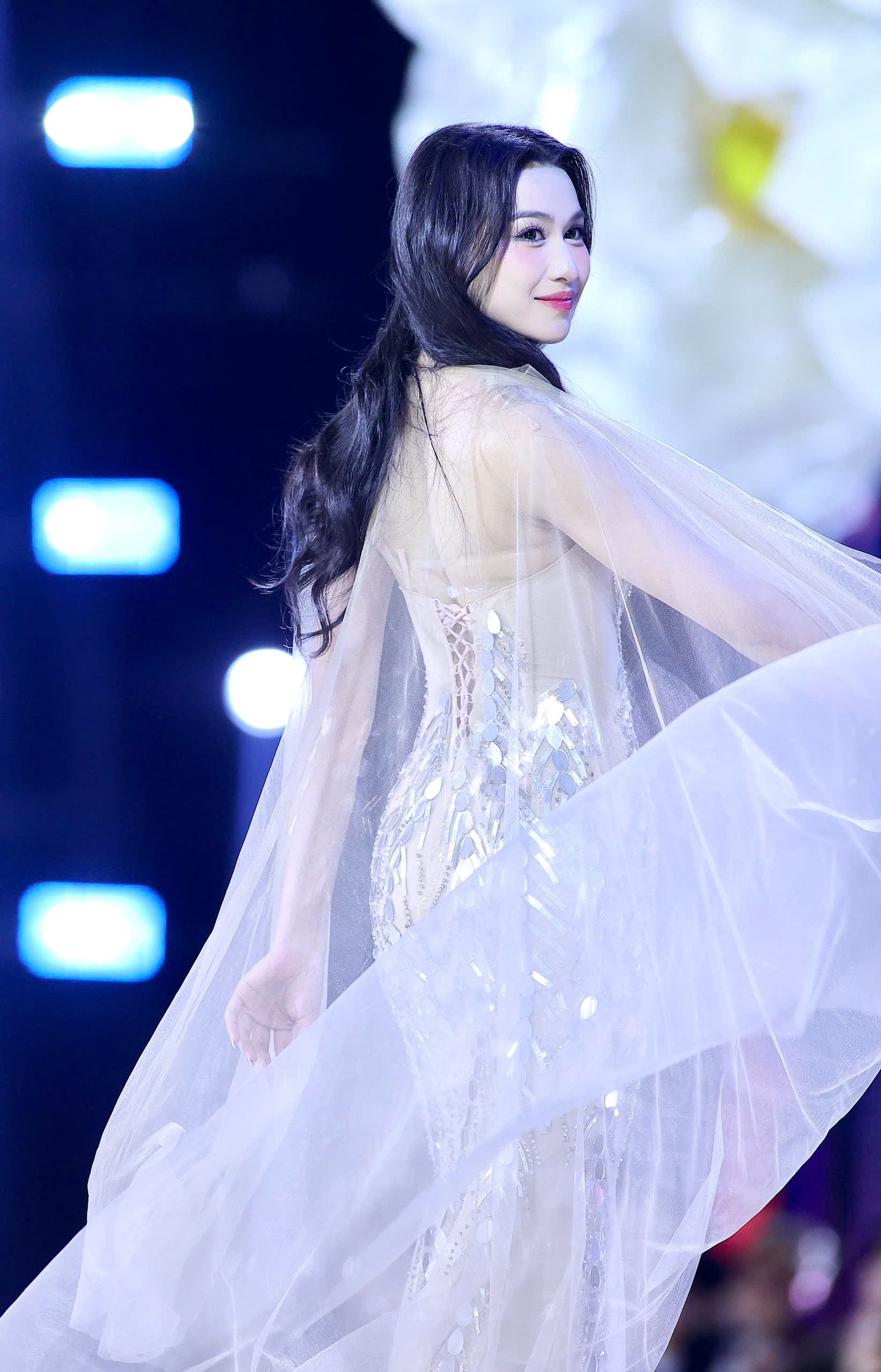 Thêm một đại diện đến từ TP Huế, thí sinh Phạm Thị Thanh Xuân (882) cao 1,72 m, nặng 55 kg, số đo ba vòng 75-62-91 cm. Thêm một đại diện đến từ TP Huế, thí sinh Phạm Thị Thanh Xuân (882) cao 1,72 m, nặng 55 kg, số đo ba vòng 75-62-91 cm.