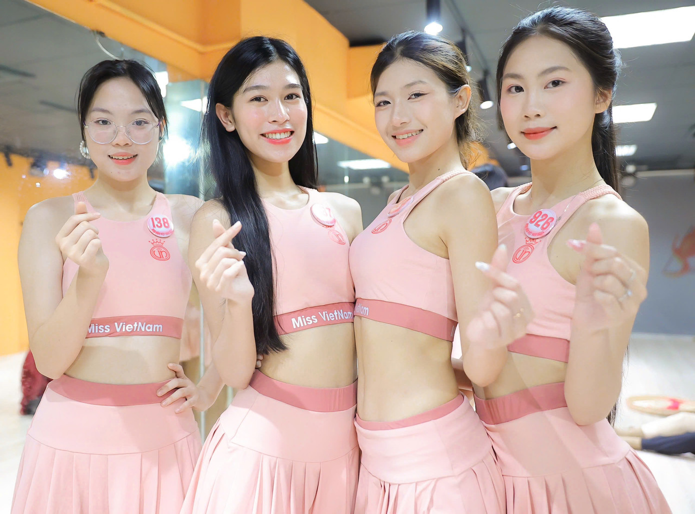 Trong 41 thí sinh Hoa hậu Việt Nam 2024, có 4 cô gái sinh năm 2006 gồm Đặng Ngọc Bảo Nhi (SBD 138), Nguyễn Thanh Thảo (SBD 637), Nguyễn Ngọc Anh (SBD 824) và Nguyễn Thị Thu Hằng (SBD 926).