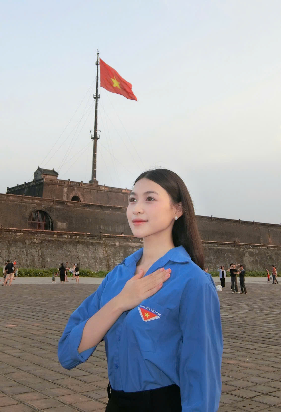 Phạm Thị Thanh Xuân (SBD 882) là một trong ba người đẹp xứ Huế tại chung khảo Hoa hậu Việt Nam 2024. Cô sinh năm 2005, sinh viên Đại học Kinh tế - Đại học Đà Nẵng. Thanh Xuân chia sẻ đại lễ 30/4 năm nay có ý nghĩa quan trọng đối với cô và gia đình. Cô vừa hoàn thành môn thi cuối tại Đại học Kinh tế ngay trước khi bước vào kỳ nghỉ lễ và trở về vòng tay gia đình sau hơn 2 tháng đồng hành tại ngôi nhà chung Hoa hậu Việt Nam 2024.