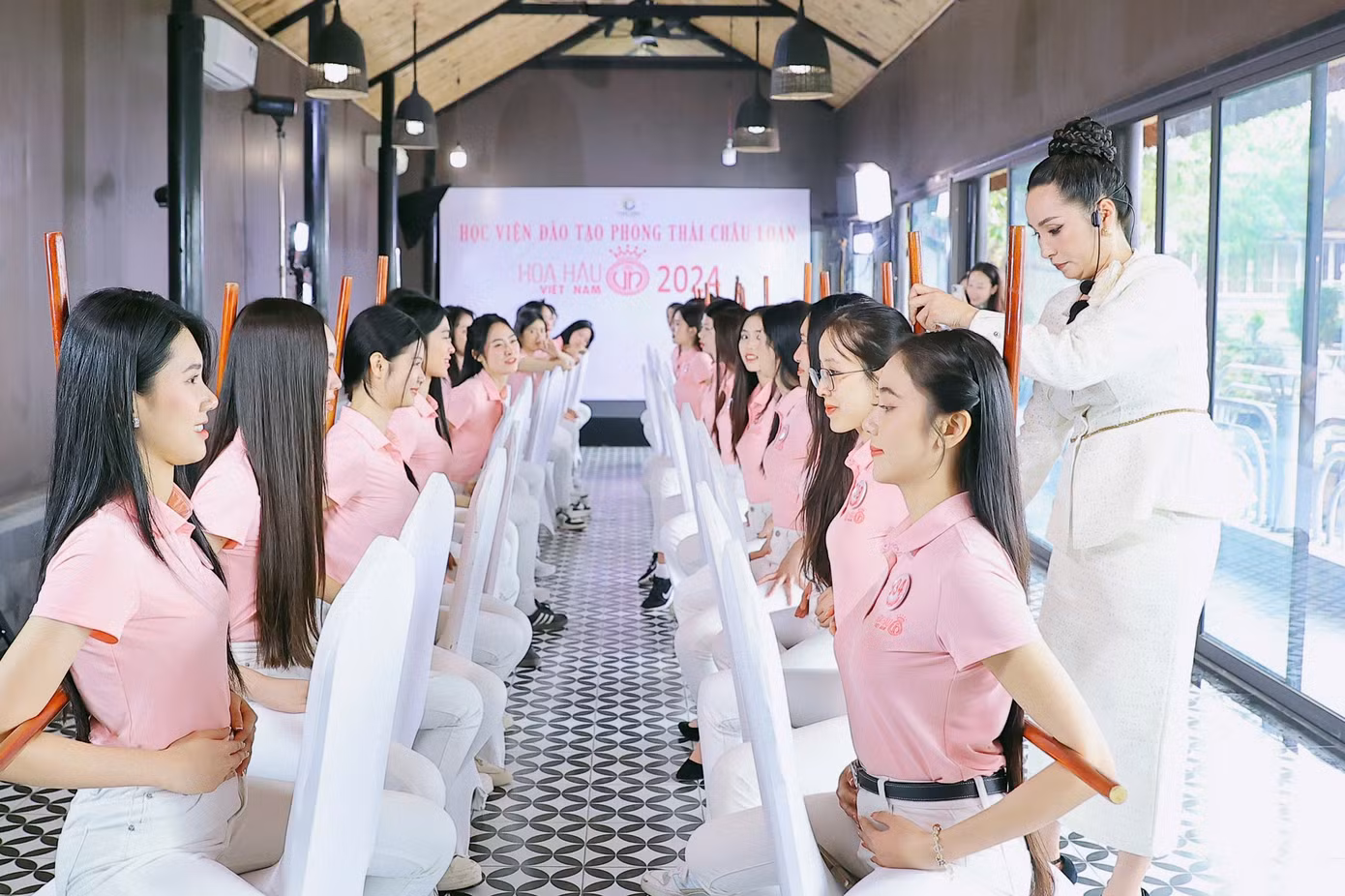 “Hoa hậu Việt Nam là cuộc thi duy nhất đề cao và tôn vinh giá trị cốt lõi, vẻ đẹp tự nhiên của người phụ nữ Việt Nam. Cuộc thi cũng hướng đến cô gái hội đủ yếu tố: Tâm – tài – đức”, chuyên gia Châu Loan nhận xét.