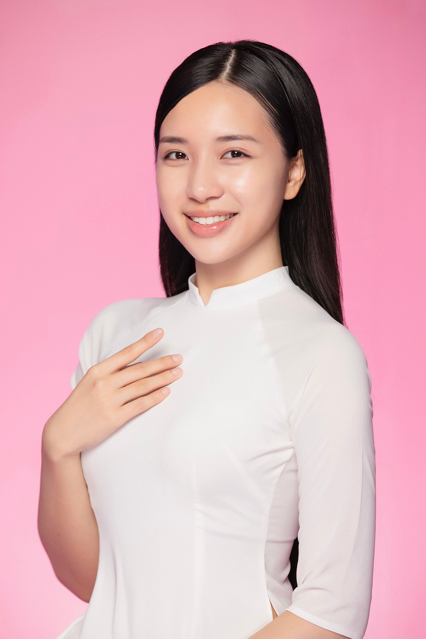 Hồ Yến Linh sinh năm 2004, đến từ Hà Nội, sinh viên Đại học Mỹ thuật Công nghiệp. Cô từng lọt vào top 5 chung cuộc Hoa khôi Thời Trang MTCN 2024 cùng hai giải phụ Thí sinh tài năng và Thí sinh được yêu thích nhất, top 20 cuộc thi Hoa hậu Sinh viên Việt Nam 2024. Thí sinh Hà Thị Giang Thanh sinh năm 2002, đến từ Hạ Long, tốt nghiệp Đại học Văn hóa Hà Nội. Cô là người mẫu tự do, từng lọt vào top 5 cuộc thi Hoa khôi Sinh viên Việt Nam.