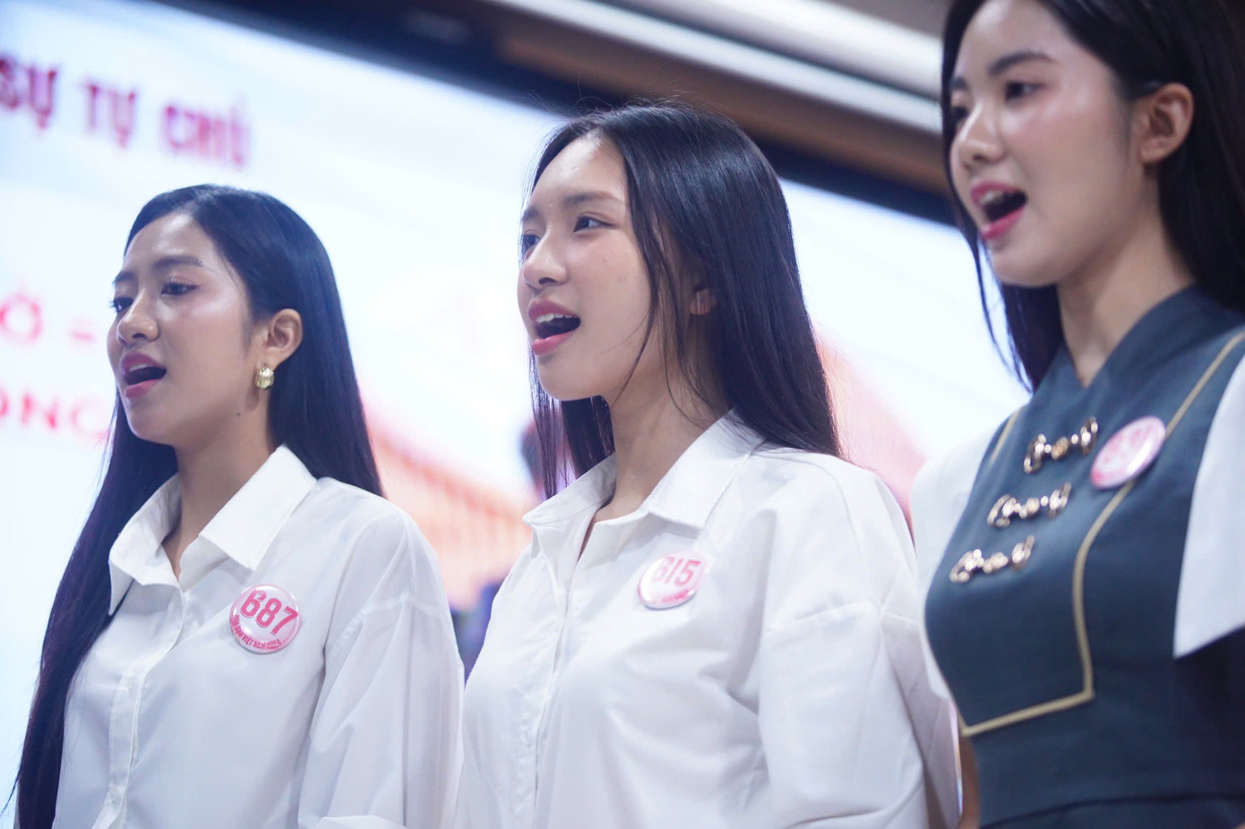 Thí sinh Trúc Linh (SBD 687) được khen có chất giọng tốt, khả năng truyền đạt bằng giọng nói. “Tôi từng mắc vấn đề về phổi và bài tập hôm nay giúp tôi cải thiện hơi thở, giọng nói và sức khỏe hiệu quả. Tôi sẽ áp dụng hàng ngày để có nhiều năng lượng hơn trong hành trình sắp tới”, Trúc Linh nói.