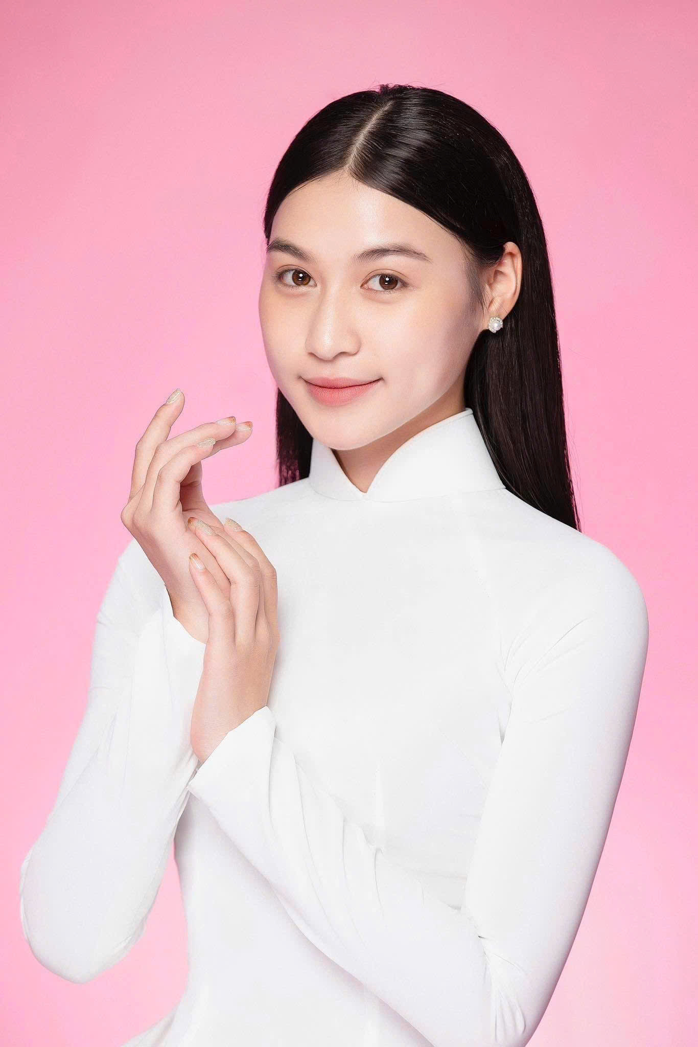 Cô lấy ví dụ, thế hệ trẻ Việt Nam thể hiện lòng yêu nước qua việc tham gia diễu binh, diễu hành Kỷ niệm 50 năm Ngày Giải phóng miền Nam, thống nhất đất nước. “Hình ảnh các bạn trẻ đổ ra đường, vẫy cờ chào mừng các khối diễu binh là một hình ảnh đẹp và thiêng liêng. Tôi tin rằng, mỗi bạn trẻ là một ‘đại sứ’ mang tinh thần Việt Nam ra thế giới - bằng chính tài năng, bản lĩnh và sự nhiệt huyết của mình”, cô nói.