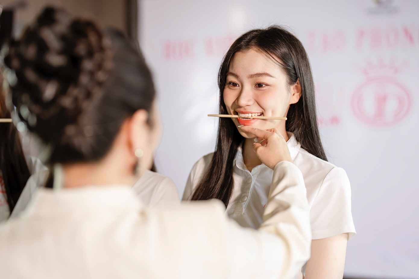 Sáng 3/4, thí sinh Hoa hậu Việt Nam 2024 có buổi học về phong thái và kỹ năng trình diễn cùng chuyên gia đào tạo phong thái Châu Loan.