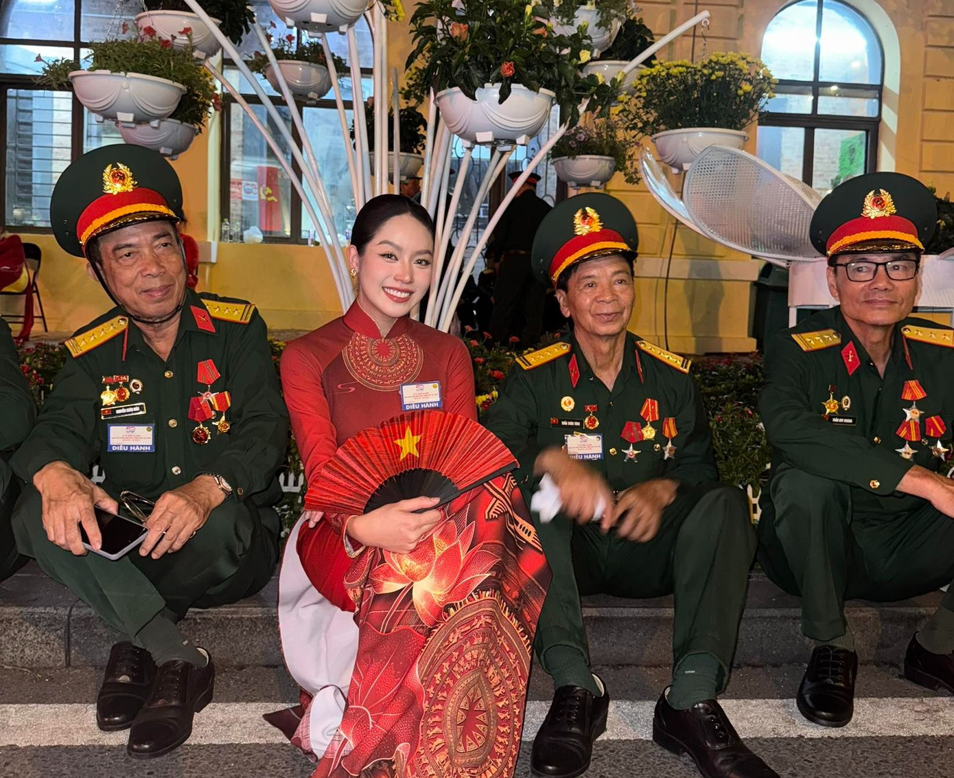 Hình ảnh Hoa hậu Thanh Thủy và Hoa hậu Tiểu Vy tại lễ diễu binh, diễu hành sáng 30/4. Hình ảnh Hoa hậu Thanh Thủy và Hoa hậu Tiểu Vy tại lễ diễu binh, diễu hành sáng 30/4.