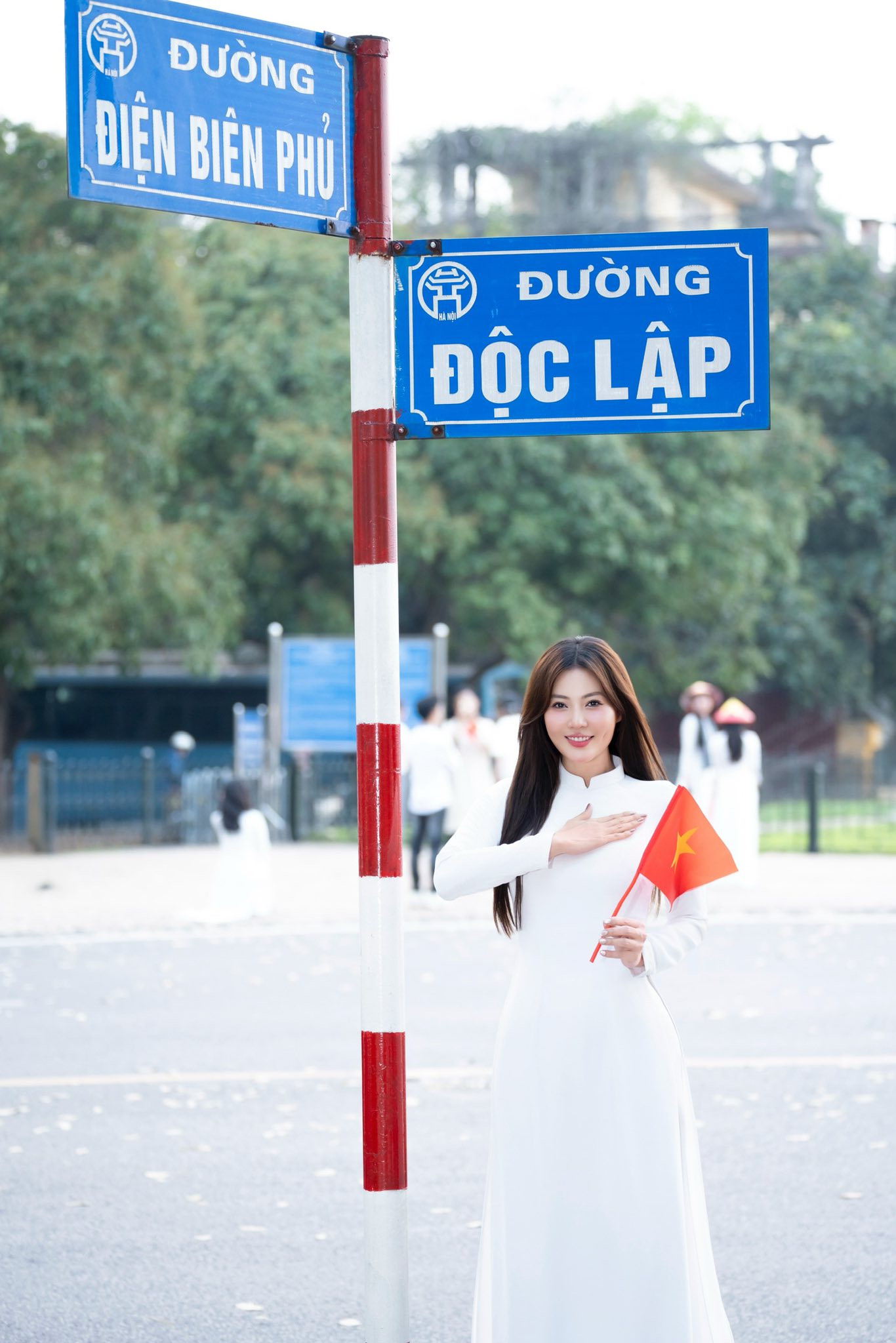 Khoảnh khắc Thanh Hương chụp ảnh cùng người hâm mộ trên phố. Khoảnh khắc Thanh Hương chụp ảnh cùng người hâm mộ trên phố.