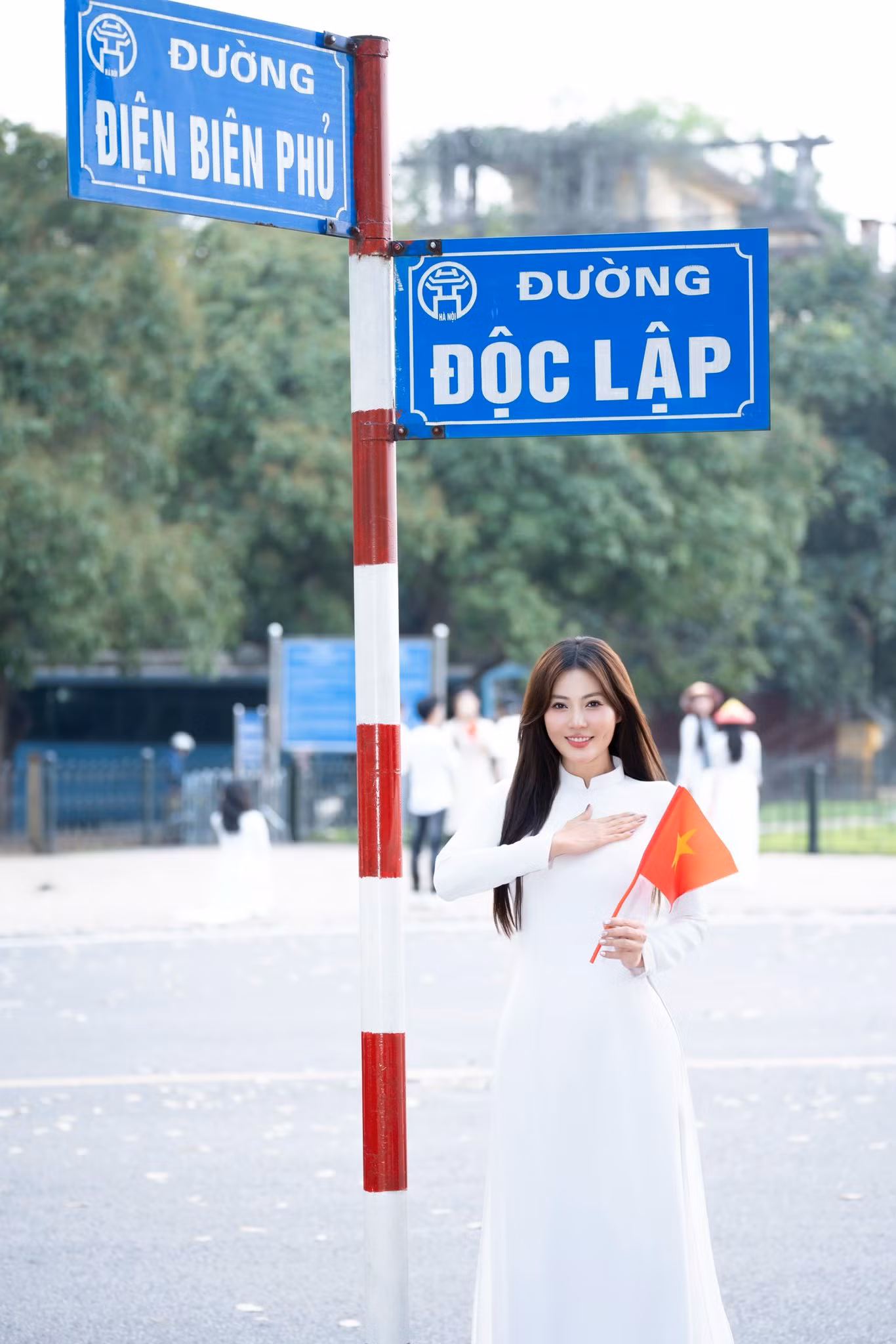Khoảnh khắc Thanh Hương chụp ảnh cùng người hâm mộ trên phố. Khoảnh khắc Thanh Hương chụp ảnh cùng người hâm mộ trên phố.